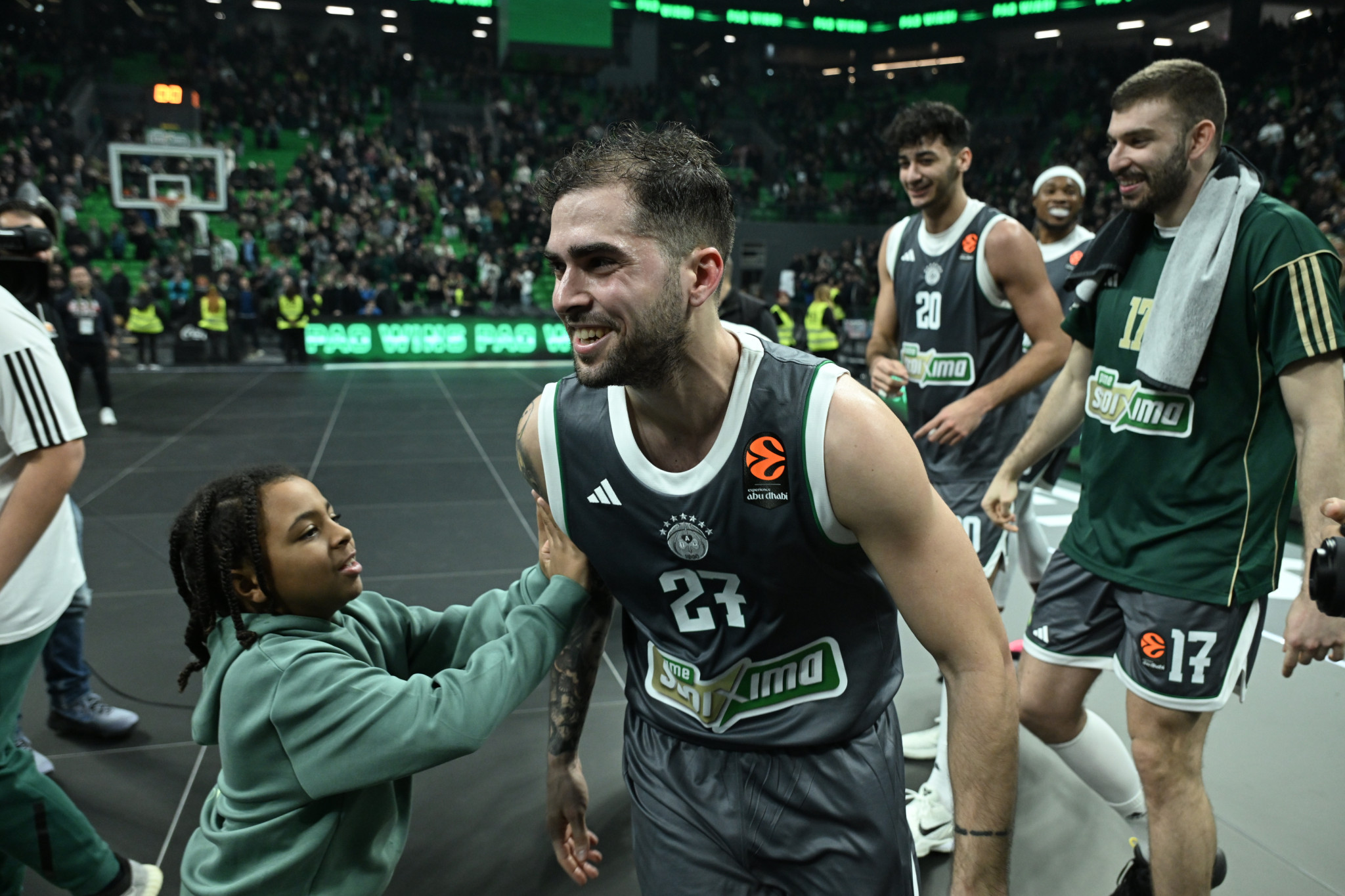 Ο Τολιόπουλος πανηγύρισε την νίκη του Παναθηναϊκού με τα παιδιά των συμπαικτών του (photos)