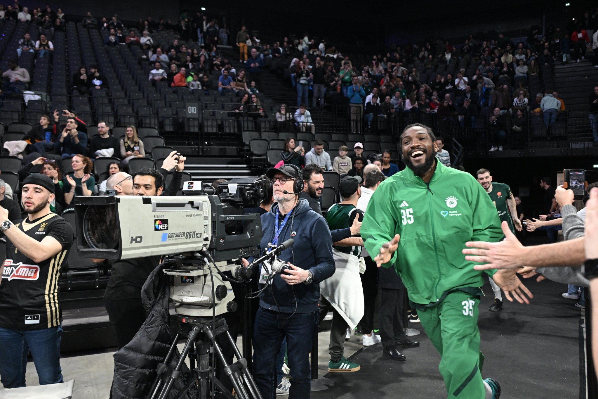 Η εντυπωσιακή είσοδος του Παναθηναϊκού στην «LDLC Arena» με... «τρελαμένο» Φαρίντ (video)