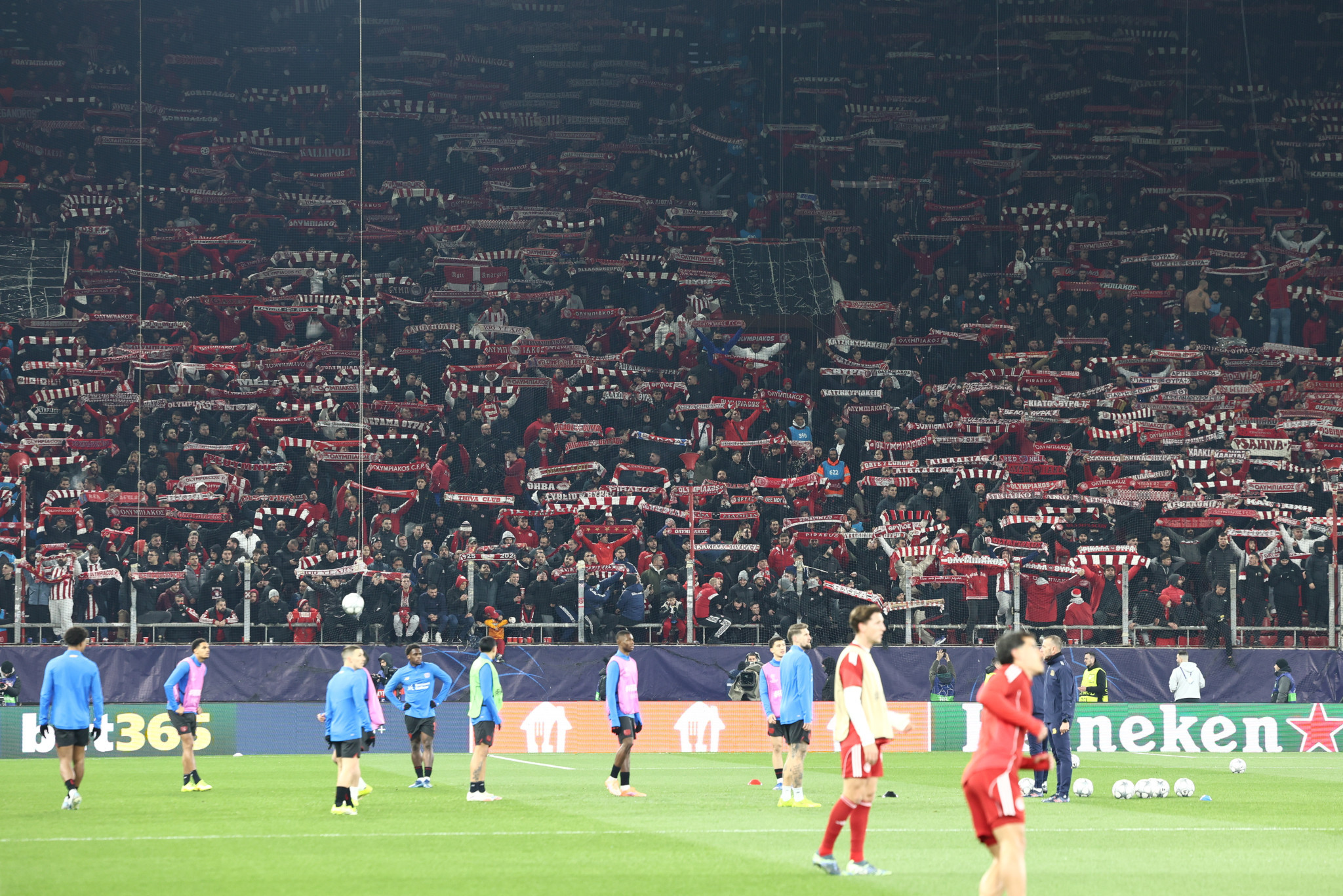 «Έγιναν καπνός»: Οι φίλοι του Ολυμπιακού «εξαφάνισαν» τα εισιτήρια για Άγιαξ