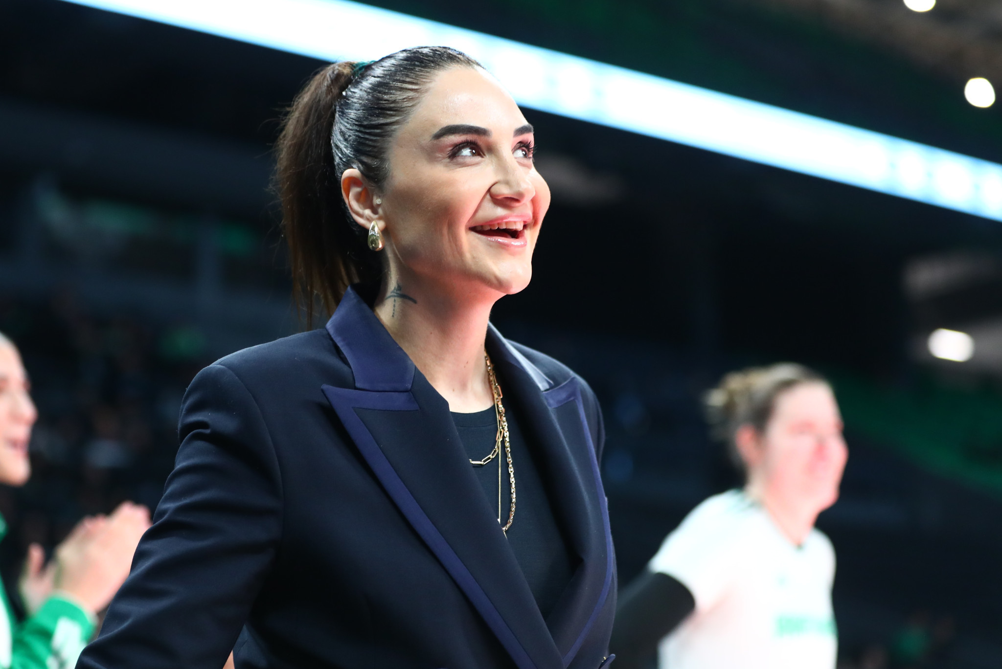 «Πανζουρλισμός» στο T-Center: Βαθιά υπόκλιση στην Ερντέμ και τις παίκτριές της από 7.000 κόσμου (videos)