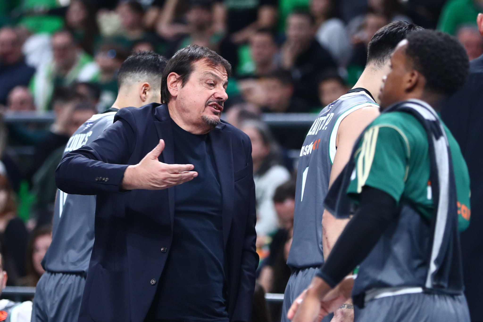 Ο Αταμάν άλλαξε όλη την πεντάδα στο πρώτο τρίλεπτο του ματς με το Μαρούσι (video)