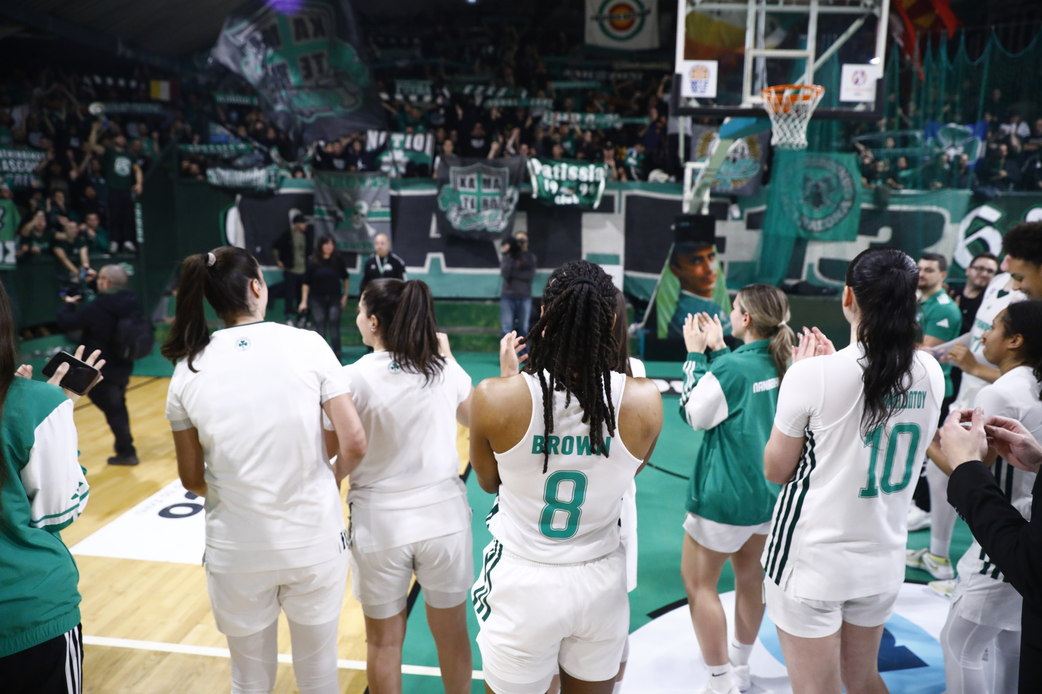 To video του Athletiko με τους ξέφρενους πανηγυρισμούς των «πρασίνων» και το τελευταίο λεπτό του ντέρμπι