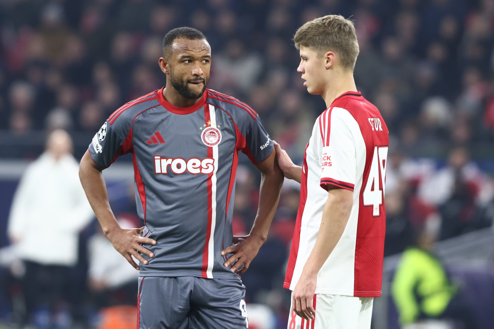 Ο Φουρνιέ... ζήλεψε τη φανέλα του Ολυμπιακού στο ματς με τον Άγιαξ