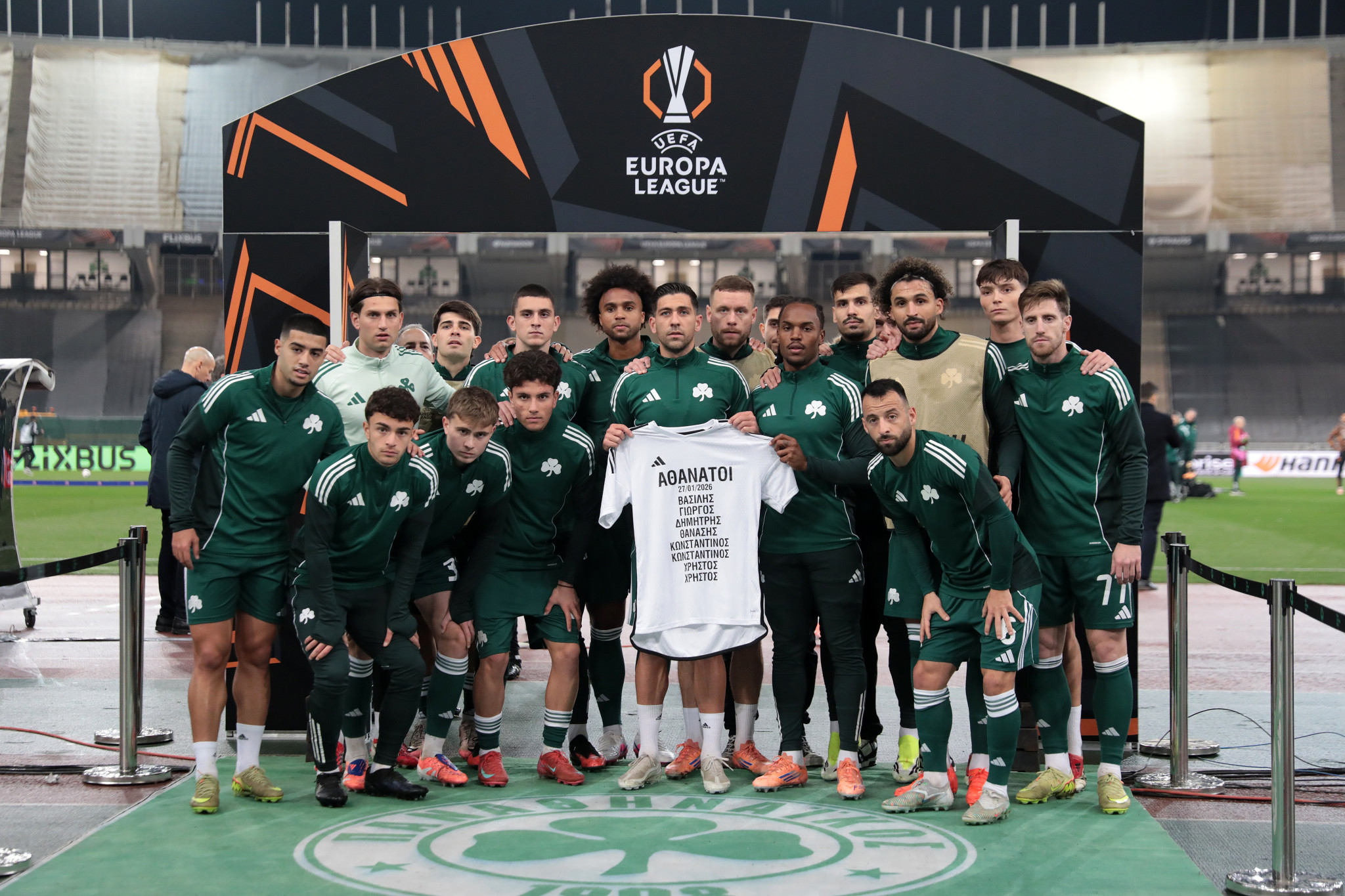 Οι παίκτες του Παναθηναϊκού απέτισαν φόρο τιμής στους αδικοχαμένους οπαδούς του ΠΑΟΚ