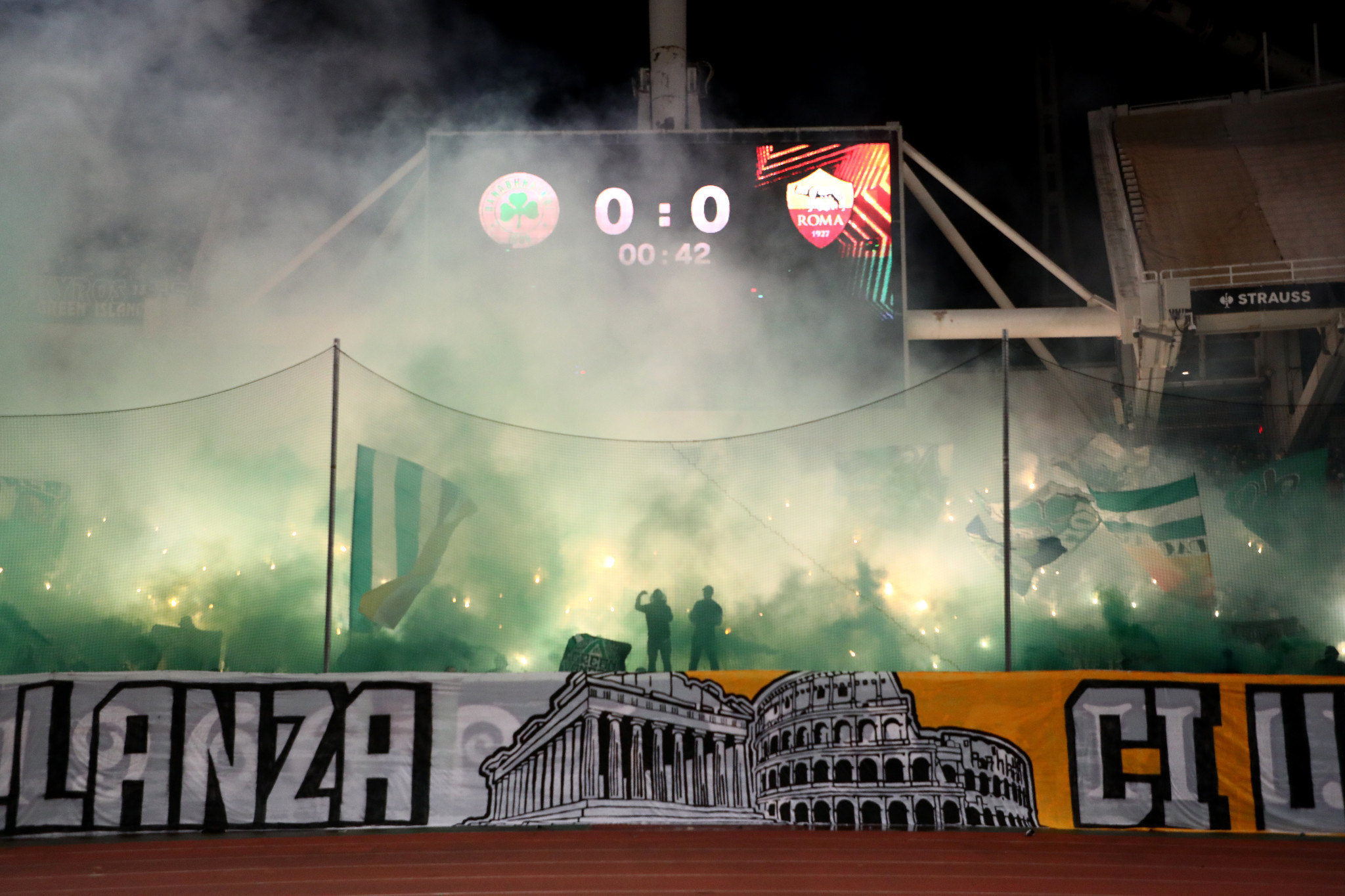 Το πανό των Ρωμαίων στα ελληνικά και το Ρώμη - Αθήνα της Θύρας 13