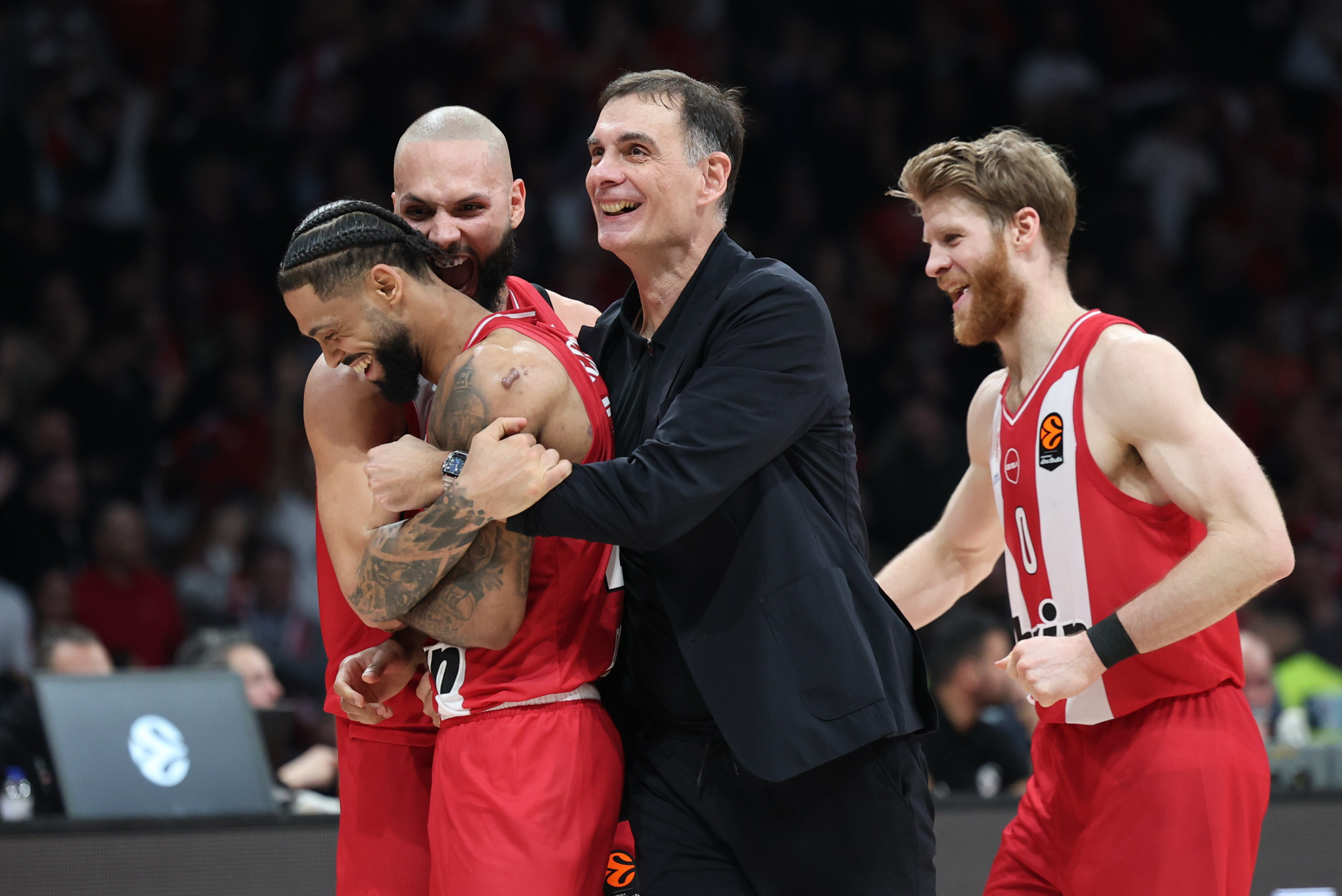 Ο Ντόρσεϊ ευστόχησε σε τρίποντο στο φινάλε του ματς με την Μπαρτσελόνα και ο Μπαρτζώκας τον πήρε αγκαλιά