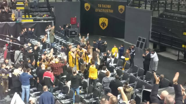 Ομάδα και κόσμος... ένα στην ΑΕΚ μετά τη νίκη επί του Κολοσσού (video)