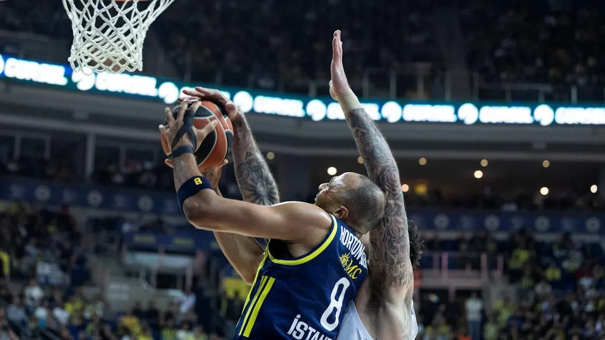 Έκανε το ντέρμπι... περίπατο η Φενέρμπαχτσε και έμεινε σε τροχιά κορυφής