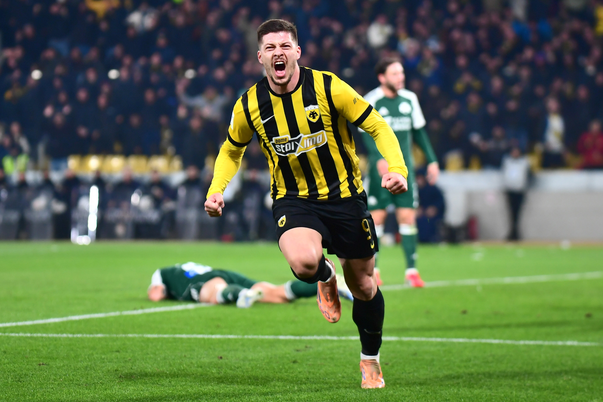 Αποθέωση Γιόβιτς στην Σερβία - «Τρομοκρατεί τις ομάδες στην Ελλάδα»