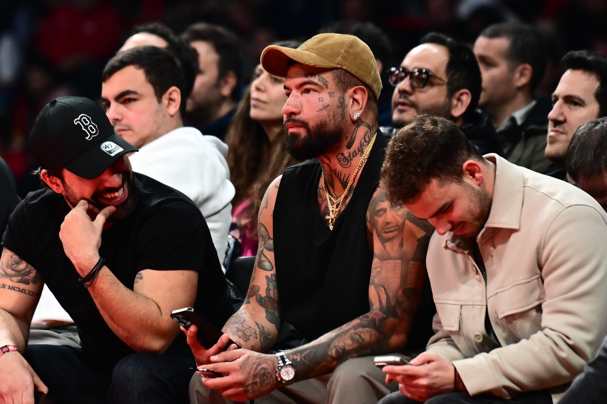 Ο τράπερ Snik παρακολουθεί το Ολυμπιακός - Μακάμπι Τελ Αβίβ στο ΣΕΦ