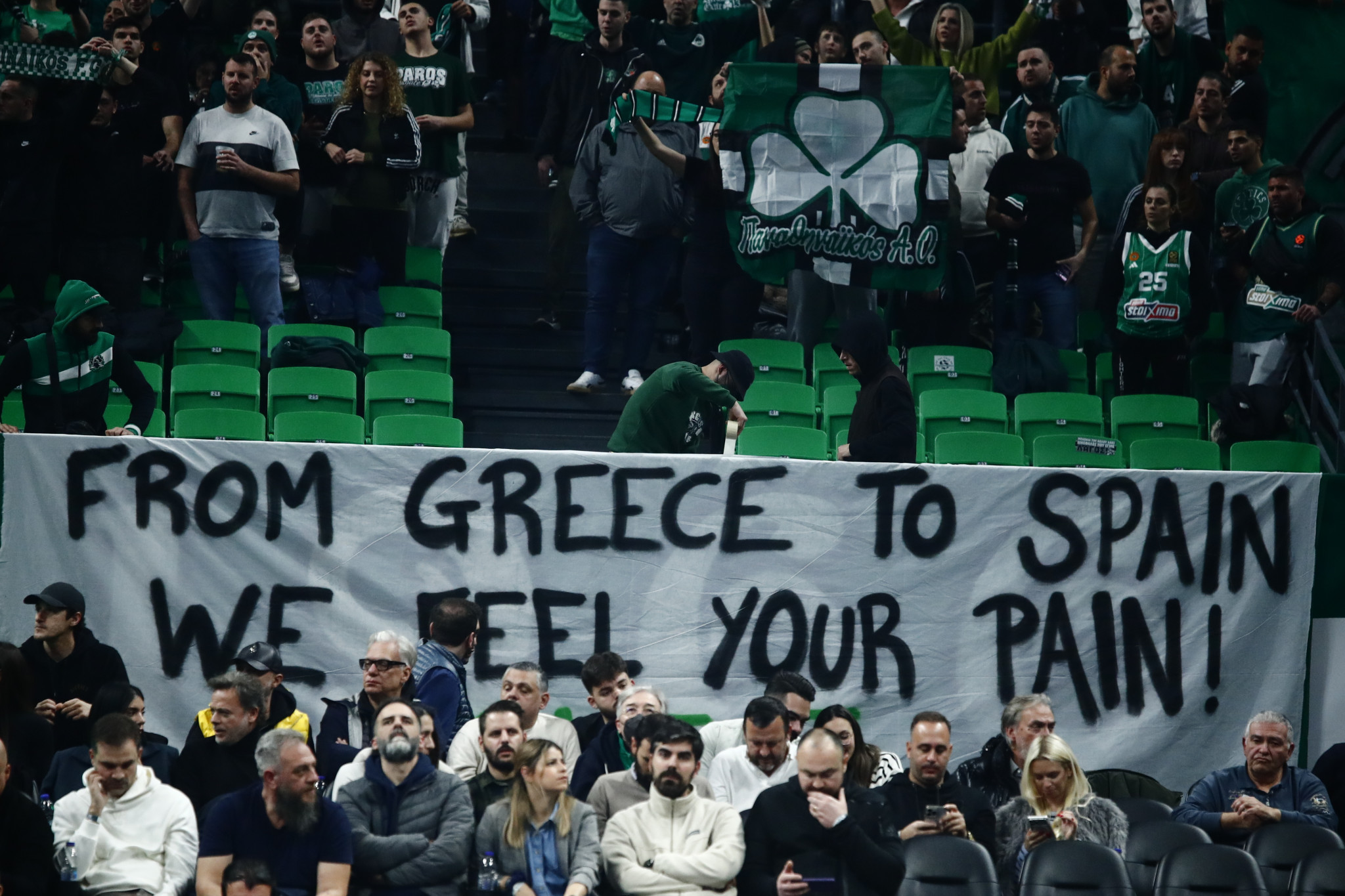 Πανό στήριξης στον ισπανικό λαό από τους οπαδούς του Παναθηναϊκού