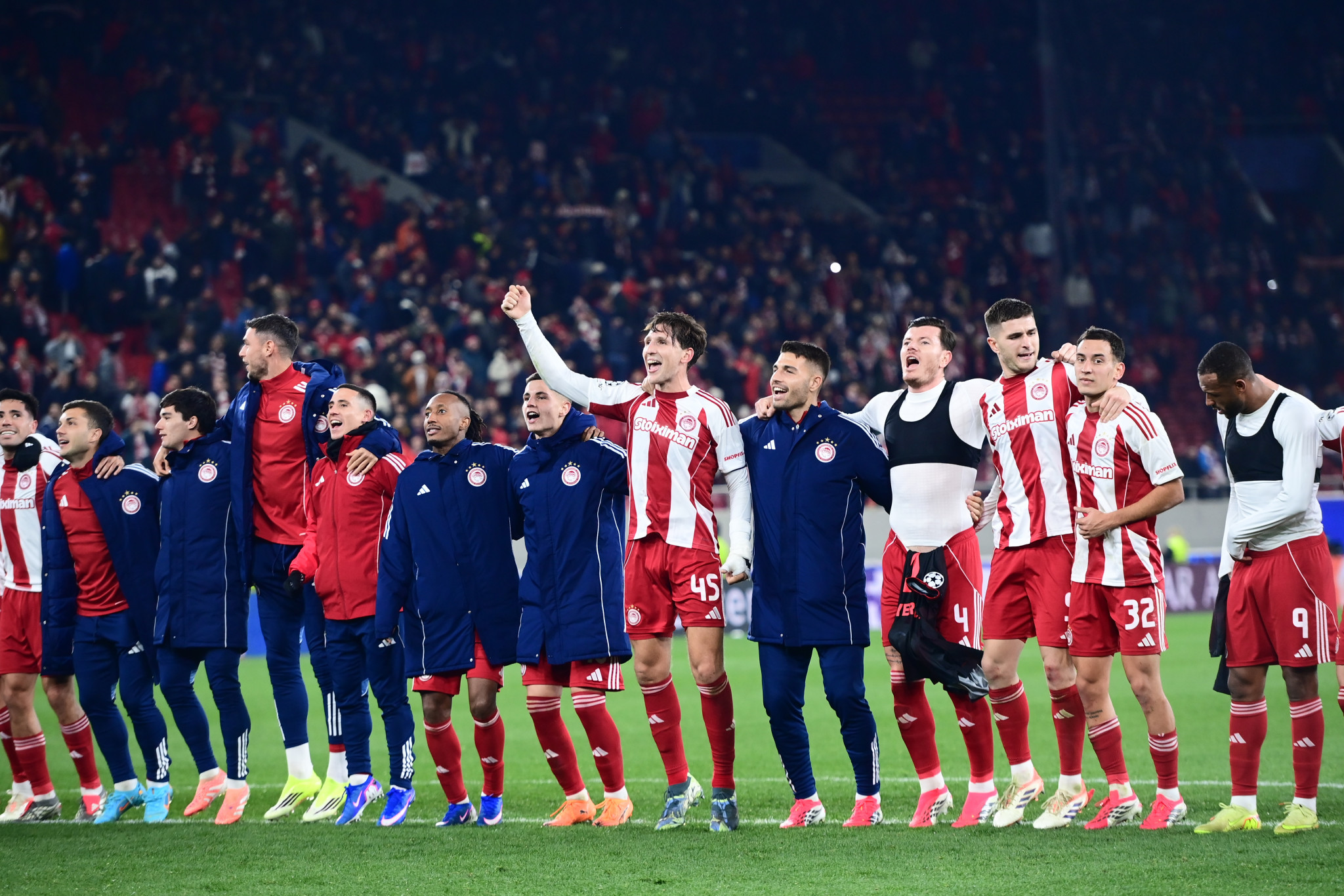 Αποθέωση για τους παίκτες του Ολυμπιακού μετά τη νίκη επί της Λεβερκούζεν (video)