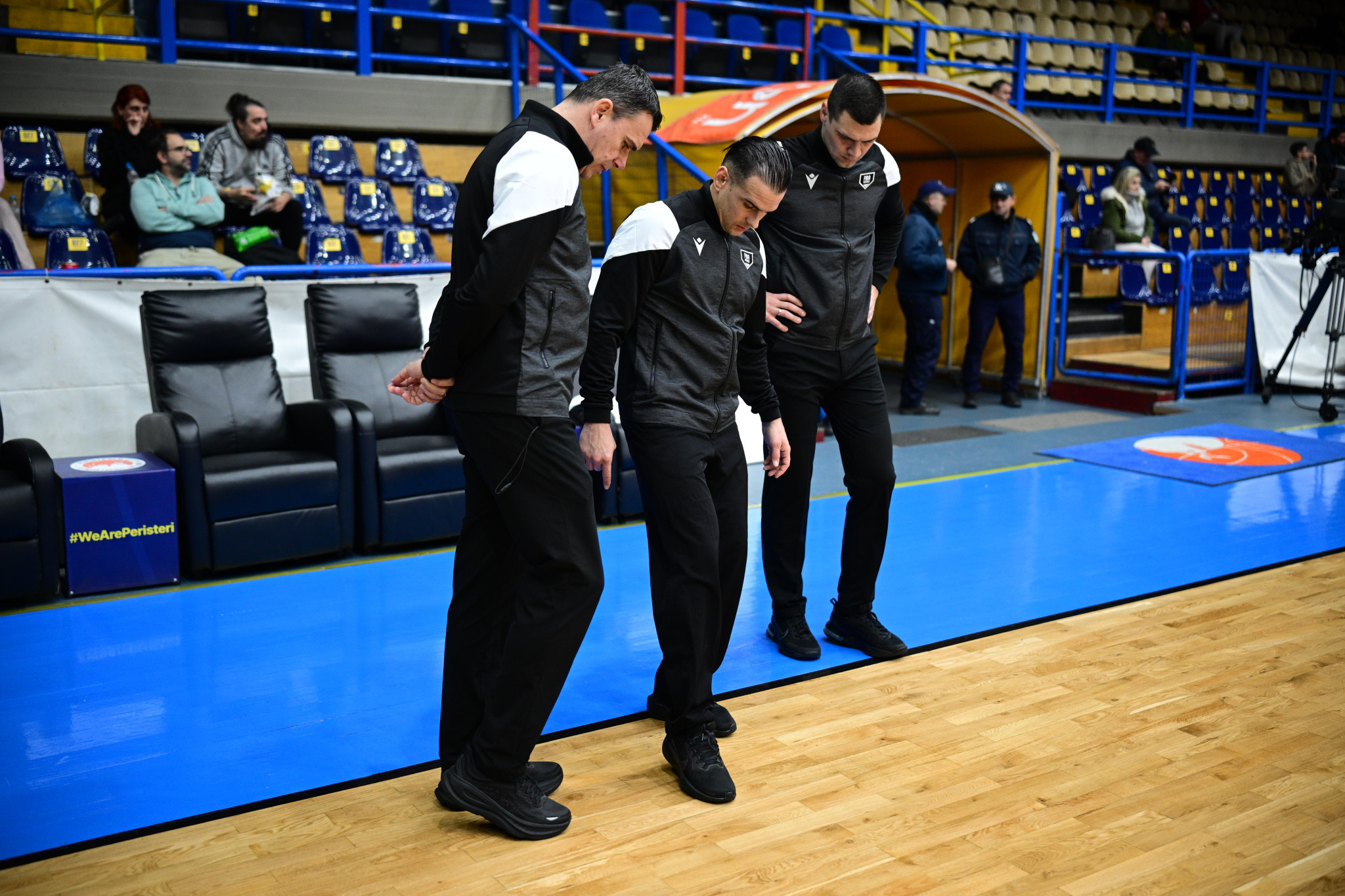 Πρόβλημα στο γήπεδο του Περιστερίου λόγω βροχόπτωσης - Στον «αέρα» το ματς με τη Σαραγόσα (photos)