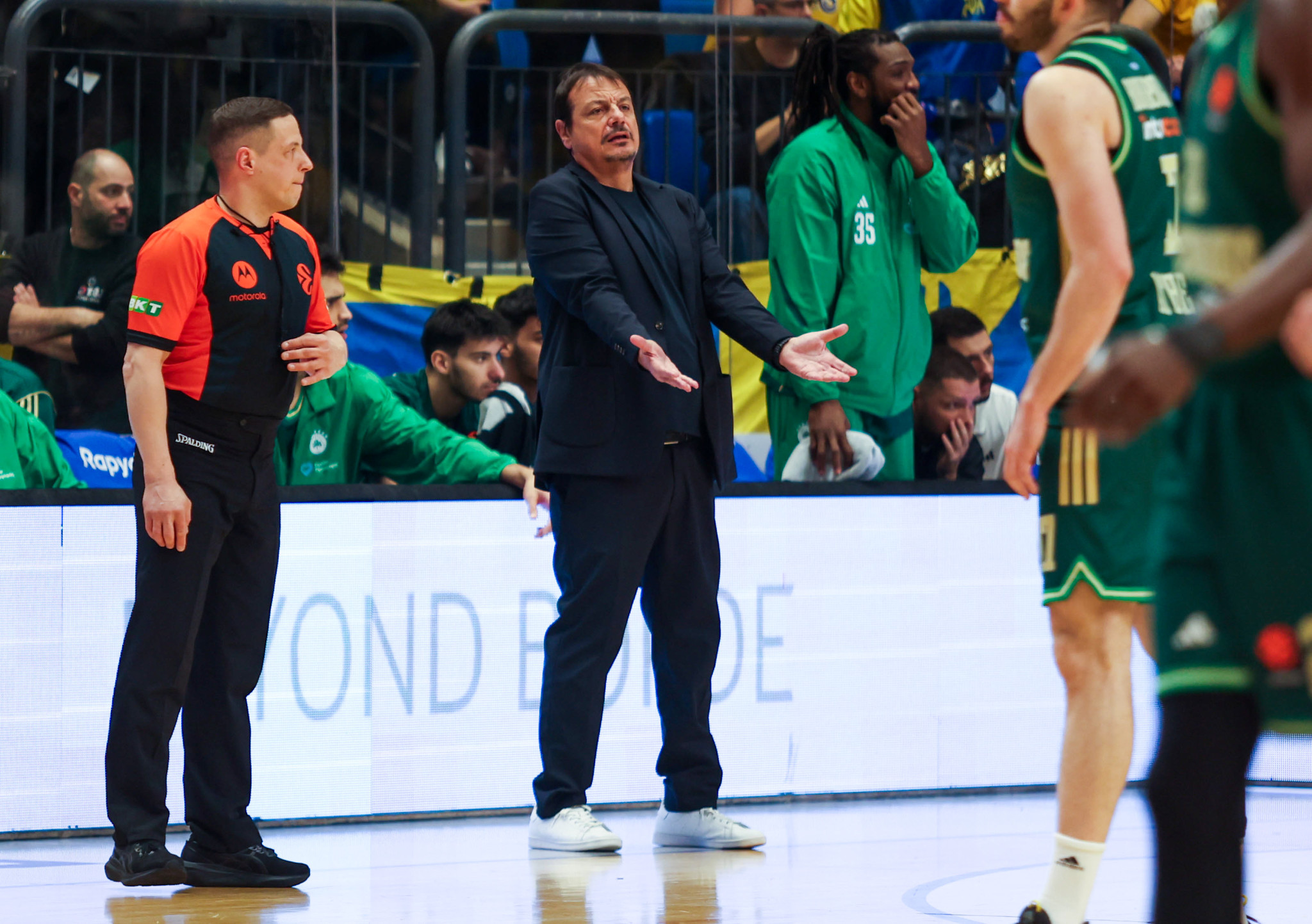 Η τουρκική ομοσπονδία στήριξε τον Εργκίν Αταμάν για όσα συνέβησαν στο ματς με τη Μακάμπι