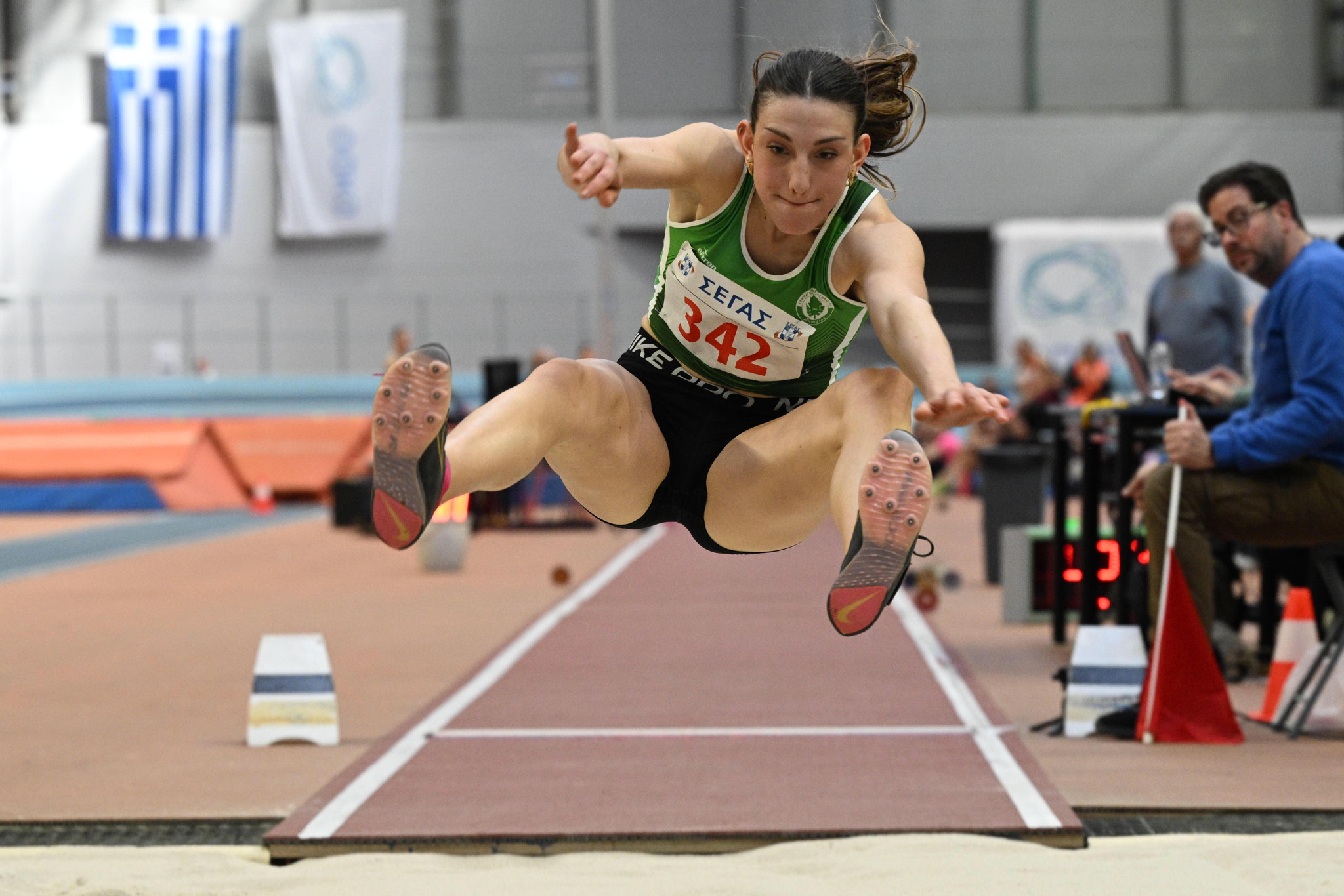 Η Μητροπούλου, νέα προσθήκη στο γκρουπ Πομάσκι, σημείωσε πανελλήνιο ρεκόρ νεανίδων στο μήκος