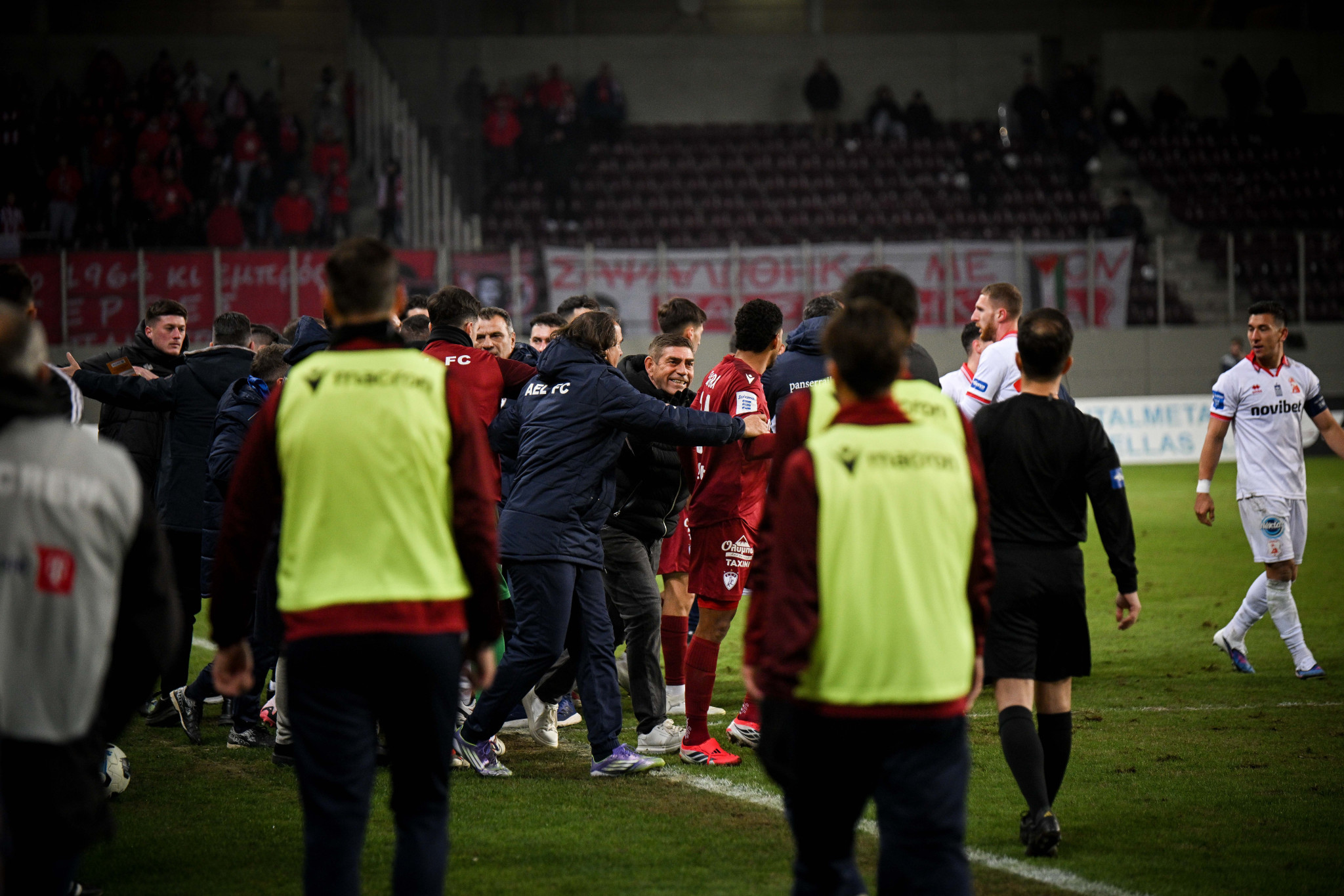 Χάος στη Λάρισα - Πιάστηκαν στα χέρια οι αποστολές των ομάδων μετά από τραυματισμό του Καρέλη (video)