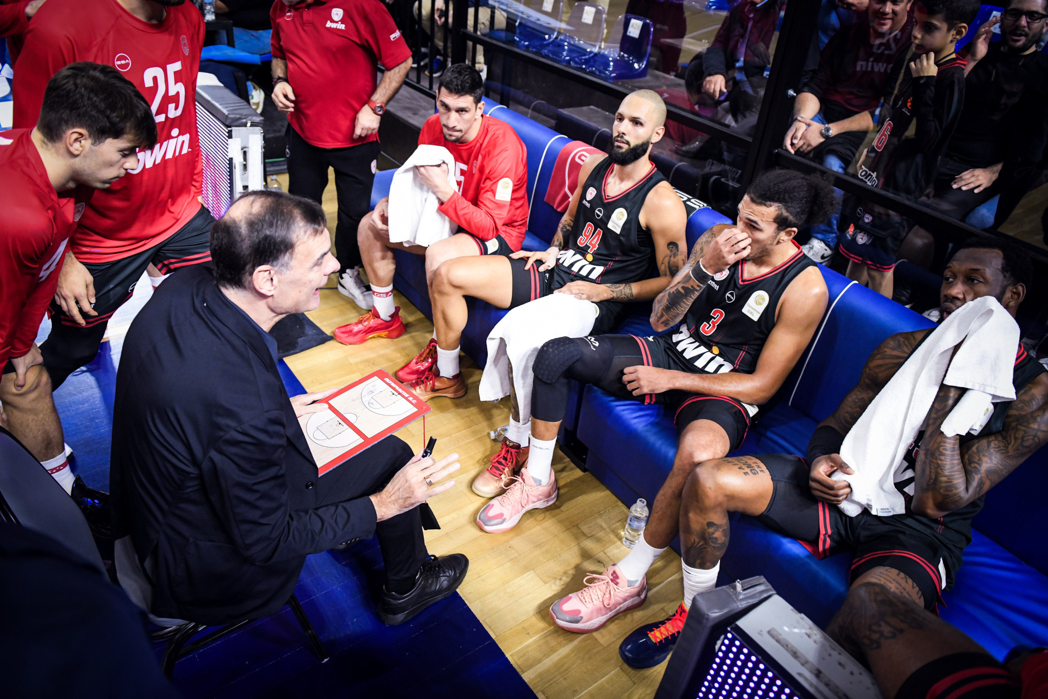 Εκνευρισμένος ο Μπαρτζώκας στη flash interview: «Οι διαιτητές σφύριξαν αλλοπρόσαλλα»