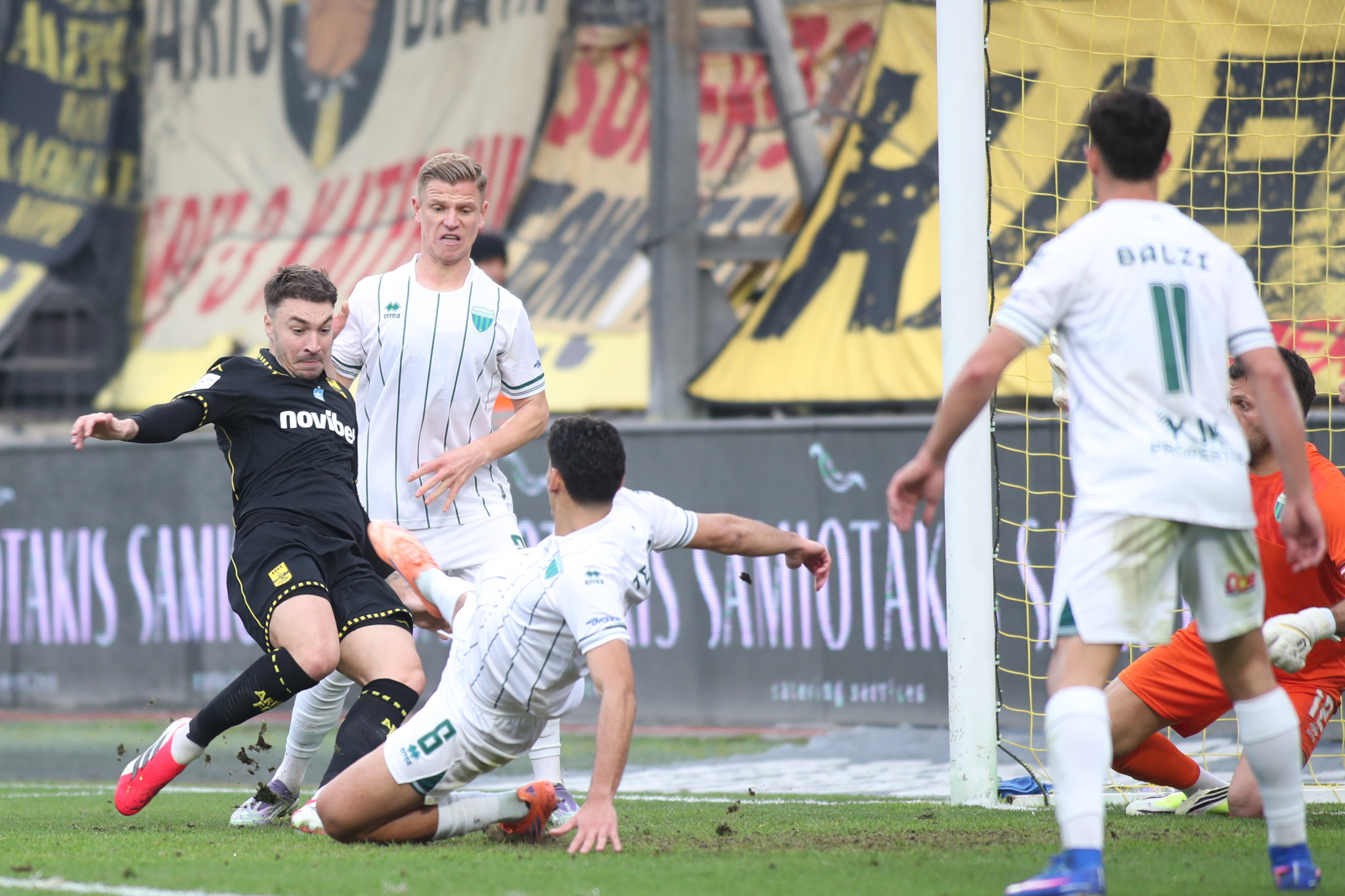 Ο πεσμένος Μορόν με προβολή το 1-0 για τον Άρη (video)