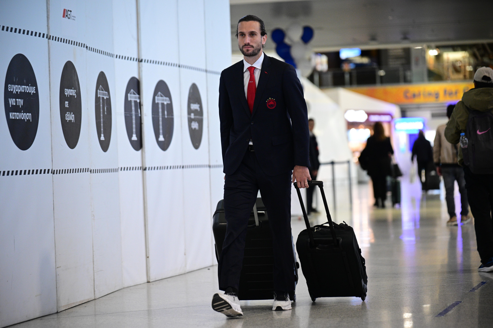 Η «ερυθρόλευκη» πτήση για το Άμστερνταμ