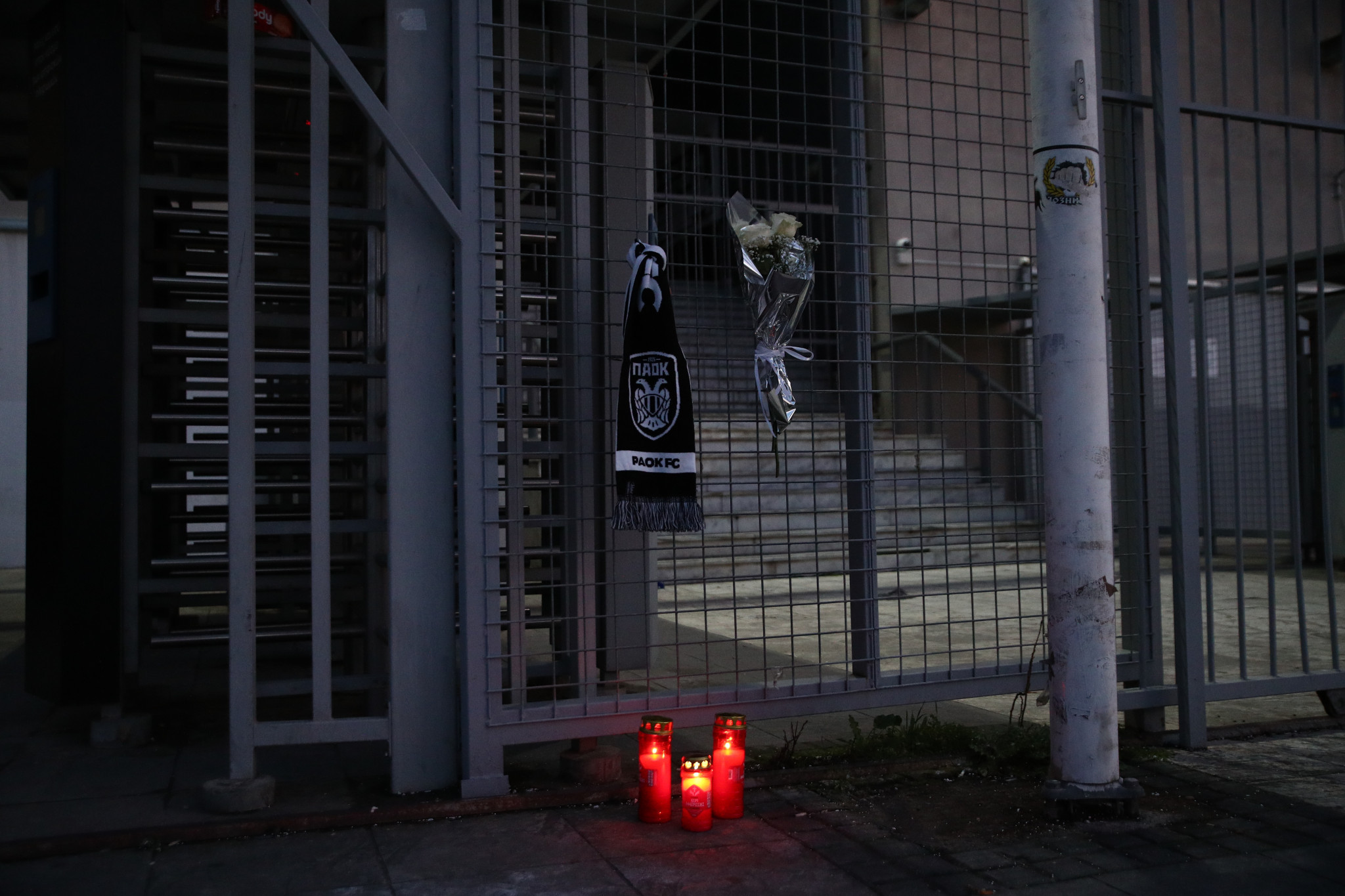 Εικόνες από την Τούμπα μετά την τραγωδία στη Ρουμανία: Κασκόλ, κεριά και μεσίστιες σημαίες