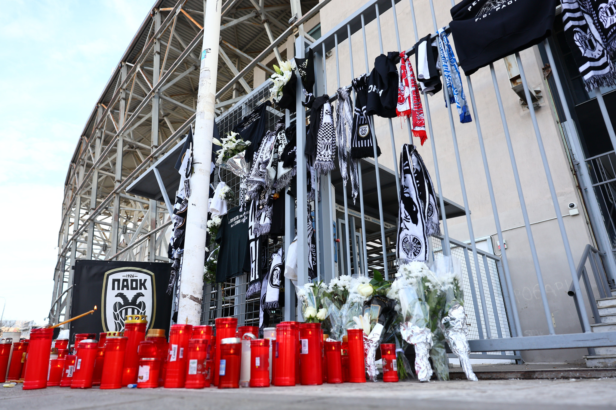 Συγκλονιστική πρωτοβουλία: Οι οπαδοί του ΠΑΟΚ θα συνοδεύσουν τις σωρούς των επτά συνοπαδών τους στην Τούμπα