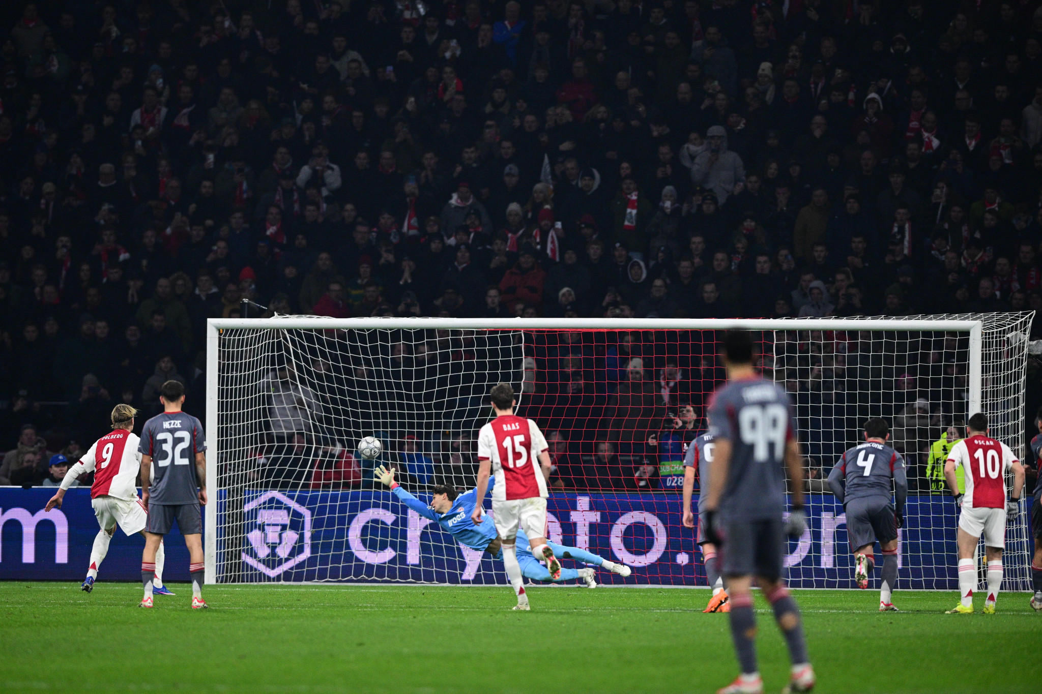 Πέναλτι για τον Άγιαξ για χέρι του Μουζακίτη - Σκοράρει ο Ντόλμπεργκ (video)