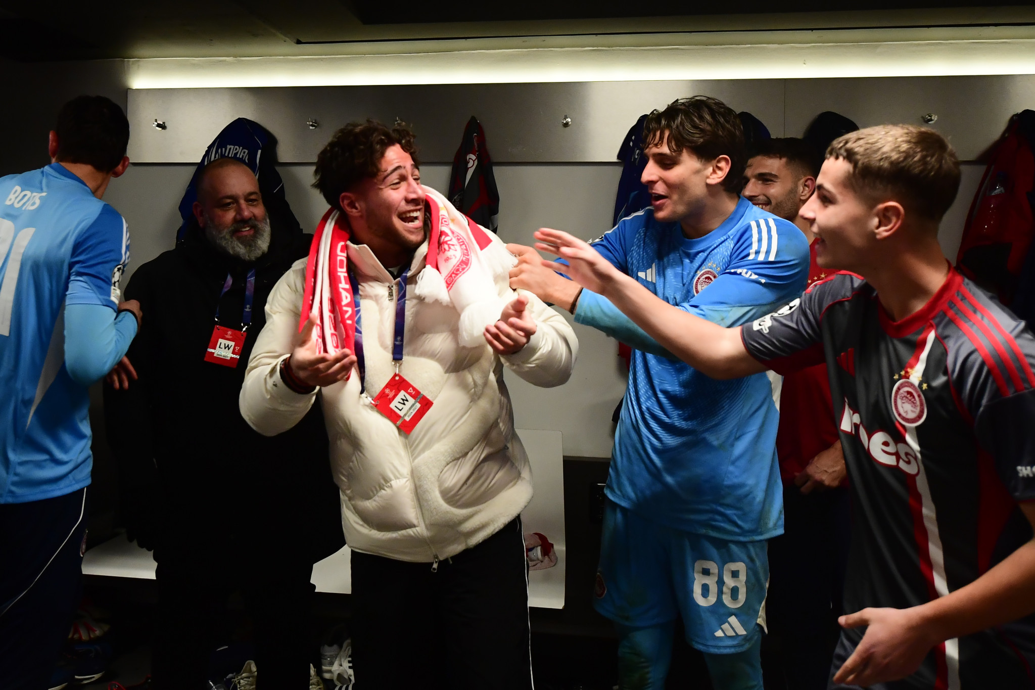 Ο Μπάμπης Κωστούλας μπήκε στα αποδυτήρια του Ολυμπιακού και πανηγύρισε με την ομάδα (video)