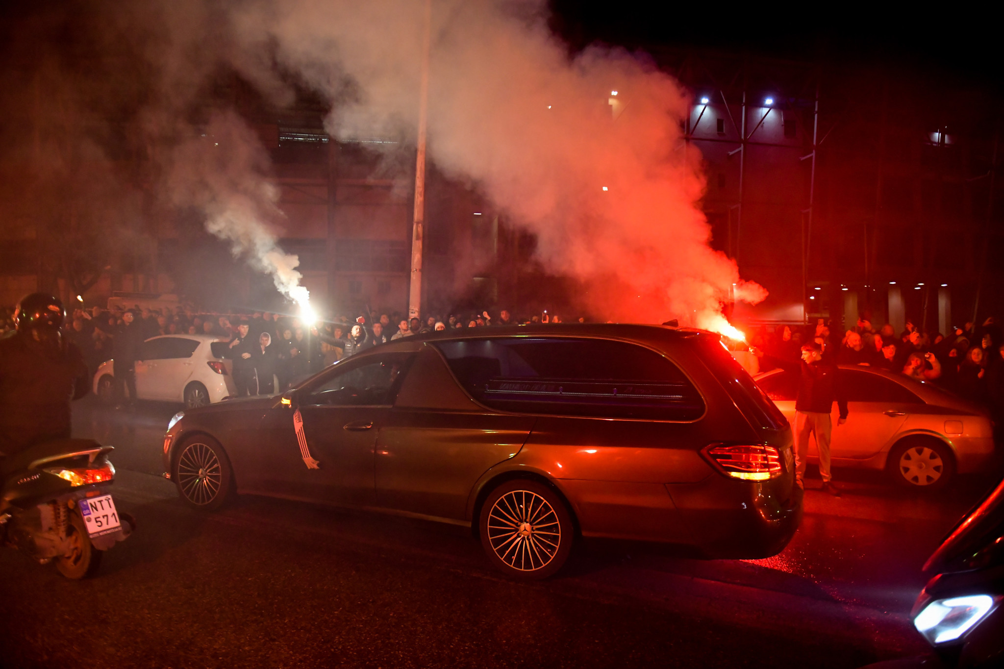 «Ράγισαν» καρδιές στην Τούμπα-Χιλιάδες άνθρωποι υποδέχτηκαν τα επτά «αετόπουλα» (photos & videos)