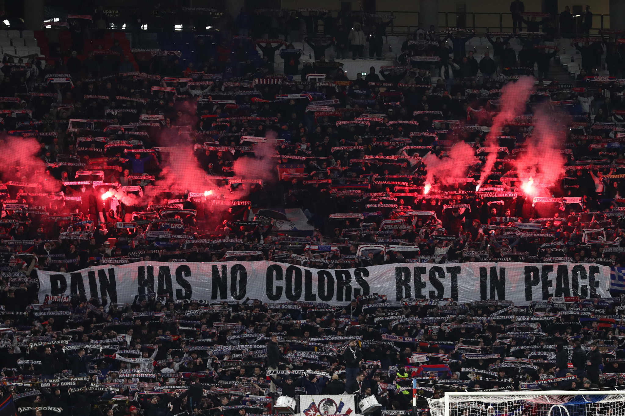 Συγκλονιστικές στιγμές στη Λιόν στη μνήμη των φίλων του ΠΑΟΚ (video)