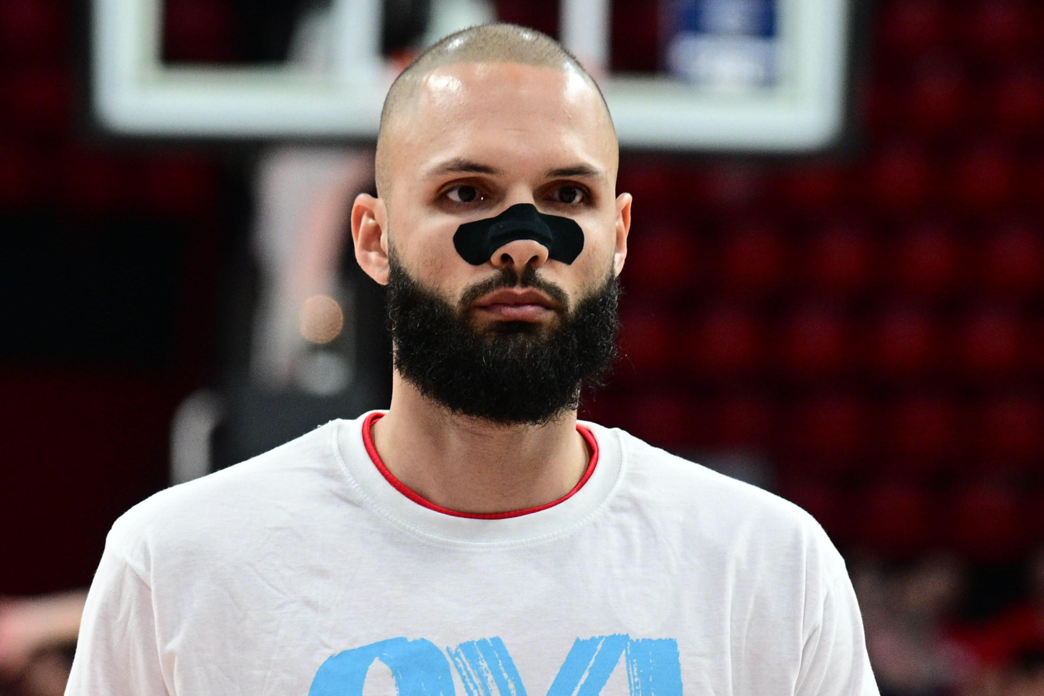 Τι είναι αυτό που φοράει στη μύτη του ο Εβάν Φουρνιέ