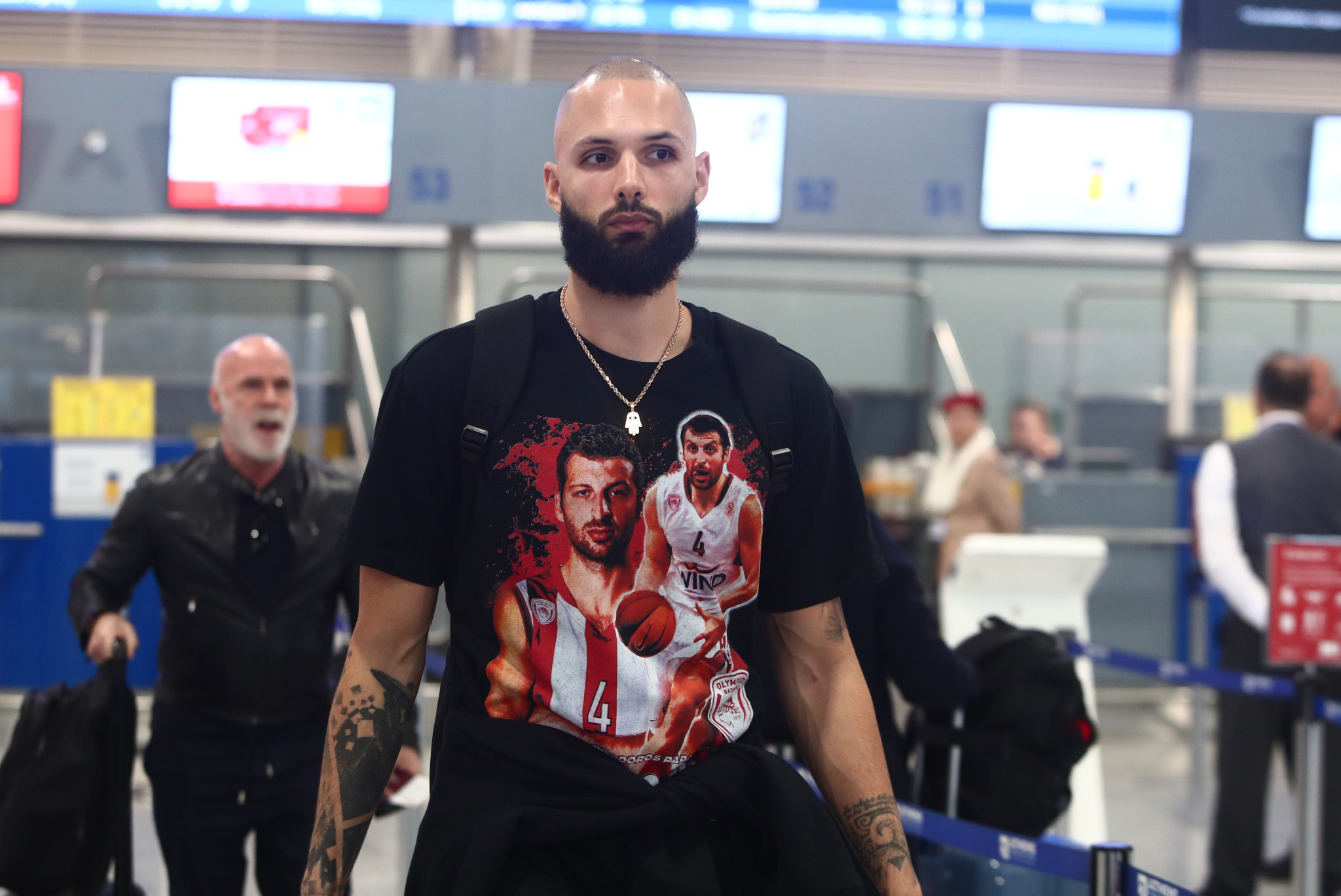 Ο Φουρνιέ στο αεροδρόμιο με μπλούζα Παπαλουκά!