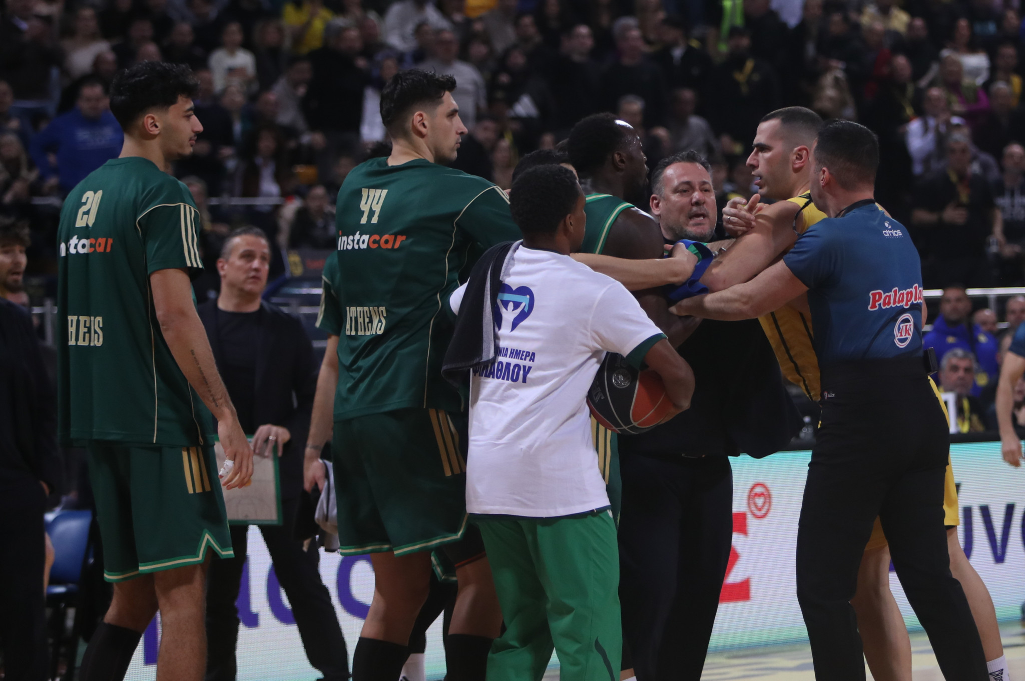 Πιάστηκαν στα χέρια Μποχωρίδης και Γκραντ στο Άρης - Παναθηναϊκός (video)