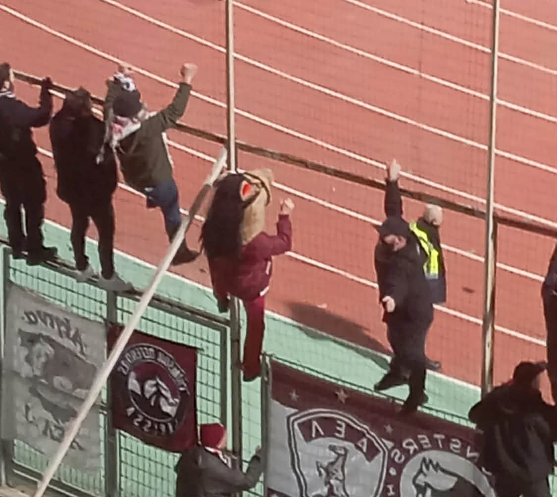 Βυσσινή θύελλα και... σούζα το ανθρώπινο αλογάκι: Ο ορισμός του φιλάθλου της ΑΕΛ