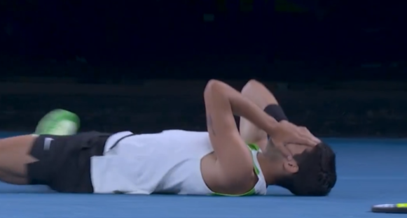 Δεν μπορούσε να το πιστέψει: Η στιγμή που ο Αλκαράθ παίρνει τον τελευταίο πόντο από τον Τζόκοβιτς (video)