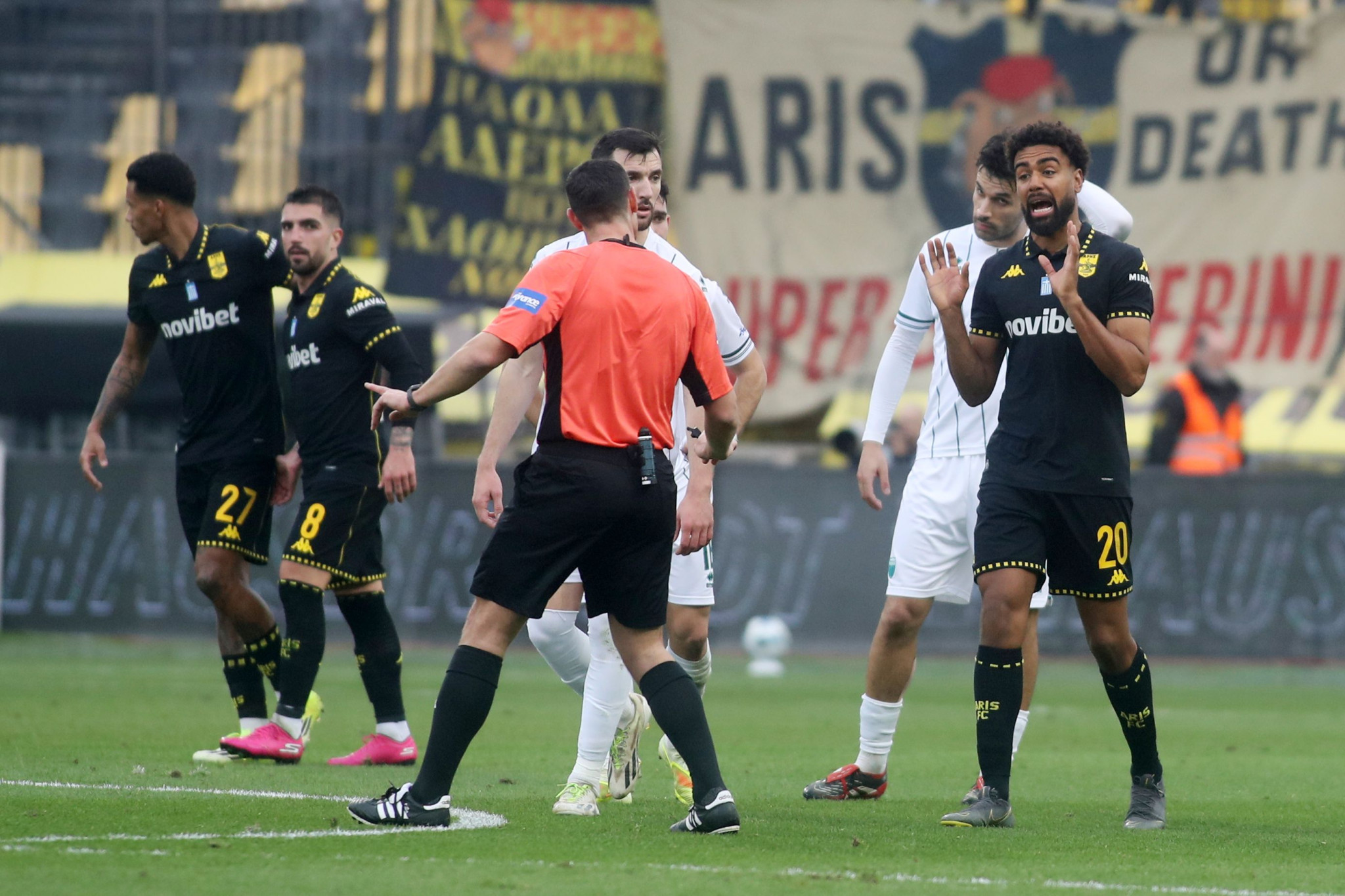 Έντονα παράπονα του Λεβαδειακού για τη διαιτησία στο «Κλ. Βικελίδης»