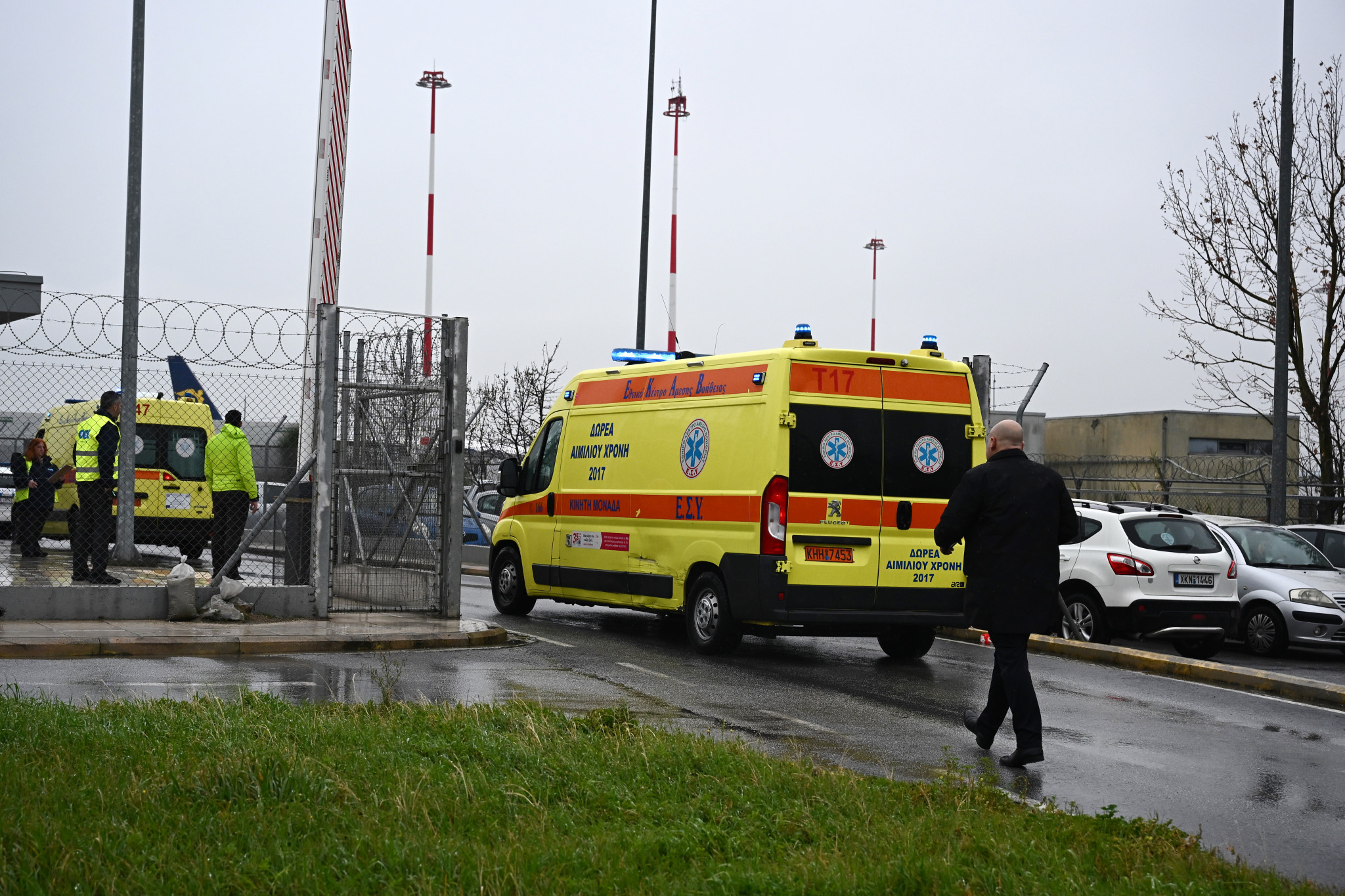 Έφτασε στη Θεσσαλονίκη το αεροπλάνο με τους δύο τραυματίες οπαδούς του ΠΑΟΚ