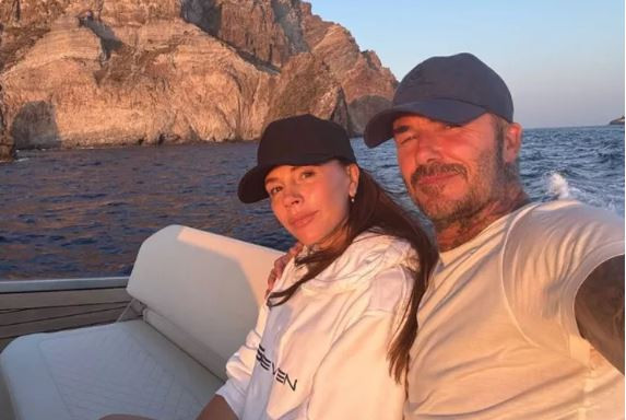 Δεν περιμέναμε να το δούμε από τον Ντέιβιντ Μπέκαμ - Η Βικτόρια τον... ξεμπρόστιασε για την συνήθειά του στον ύπνο (photo)