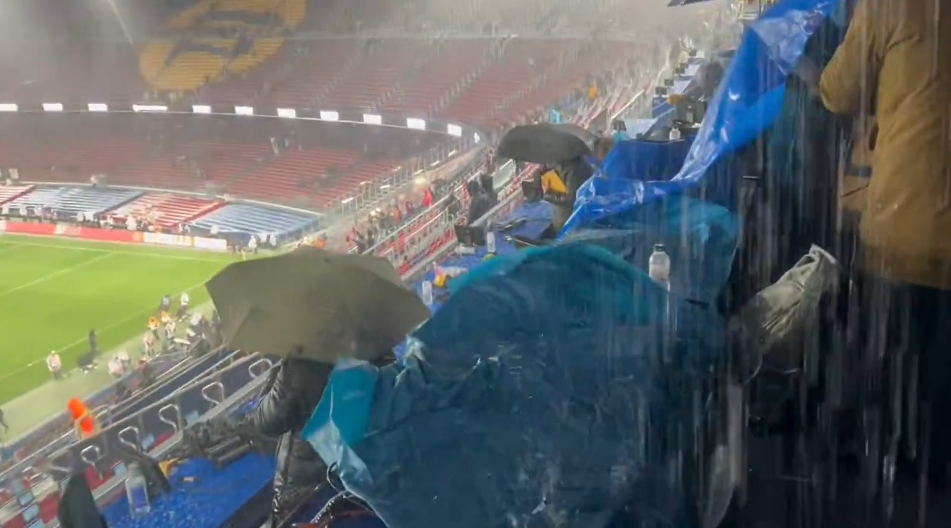 Ανακαινισμένο, αλλά πλημμυρισμένο το «Καμπ Νου»: Η βροχή και το χαλάζι τα... διέλυσαν όλα (video)