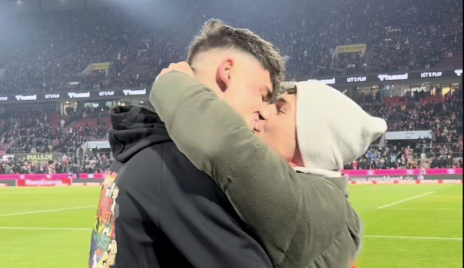 «Είπε το… ναι»: Η πρόταση γάμου του γκέι ζευγαριού κατά τη διάρκεια αγώνα της Bundesliga (video)