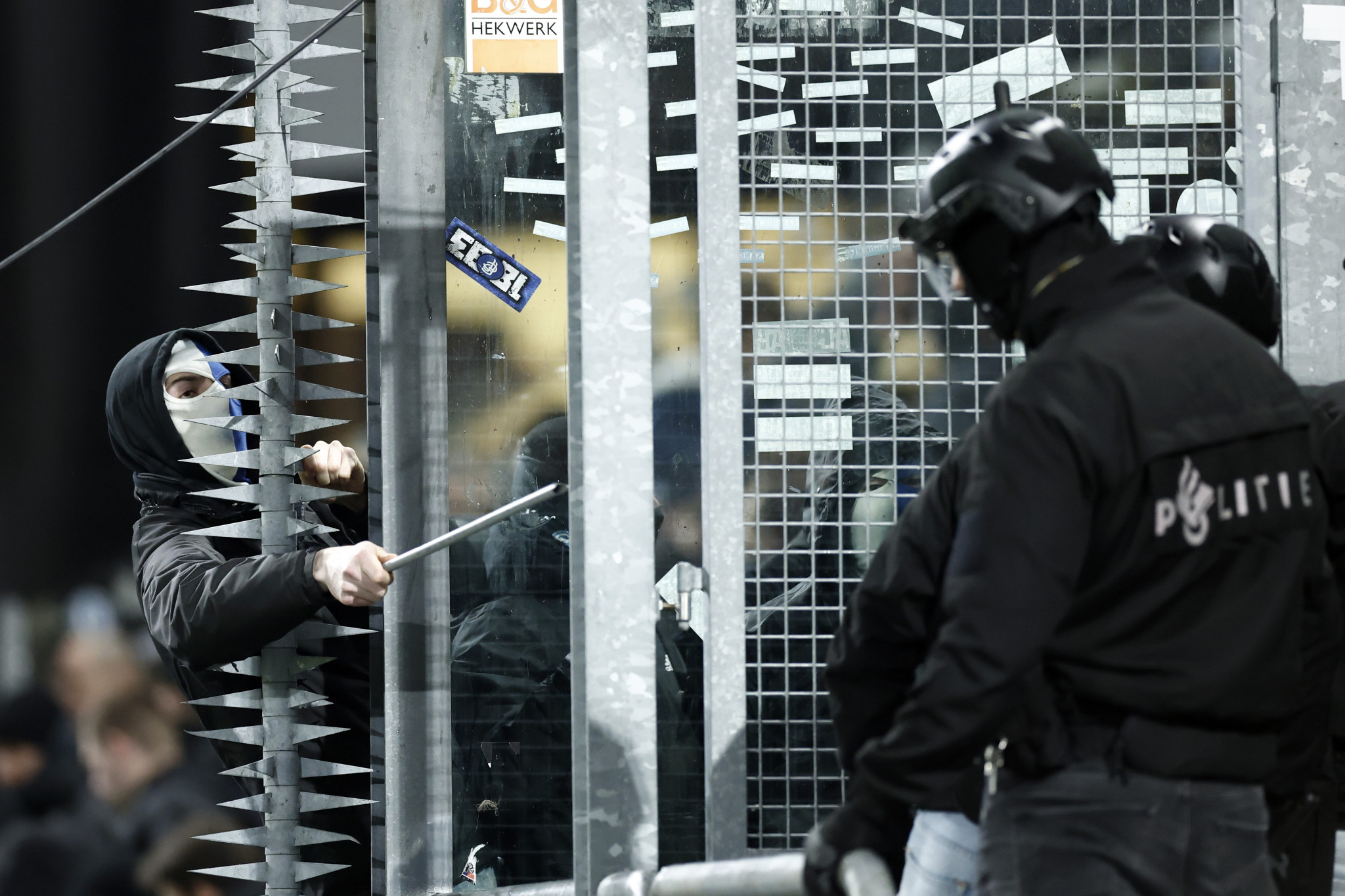 Απίστευτα επεισόδια στην Ουτρέχτη: Το ματς με την Γκενκ καθυστέρησε να ξεκινήσει 50 λεπτά (video)