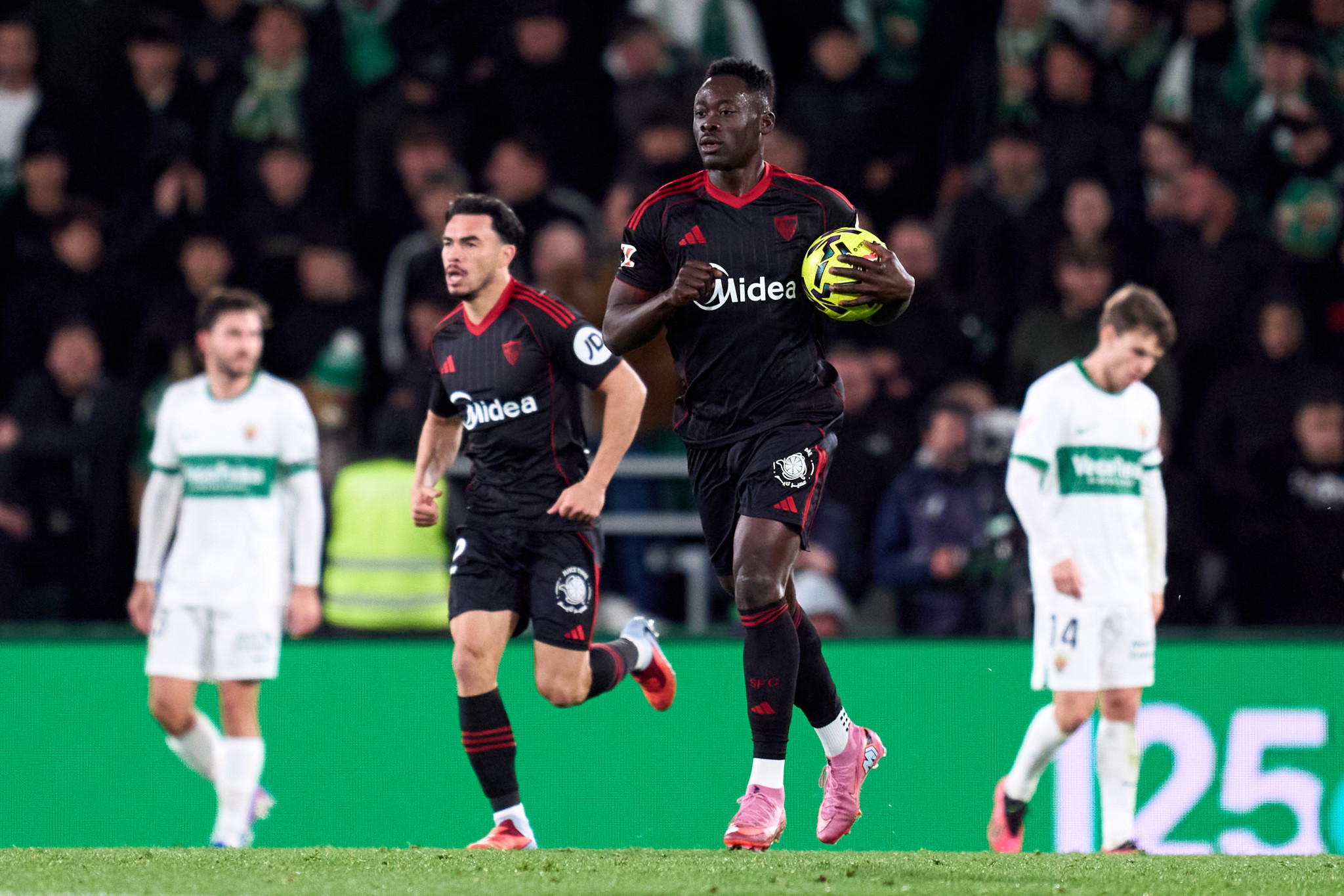 «Έκλεψε» τον βαθμό στο φινάλε κόντρα στην Έλτσε η Σεβίλλη του Αλμέιδα