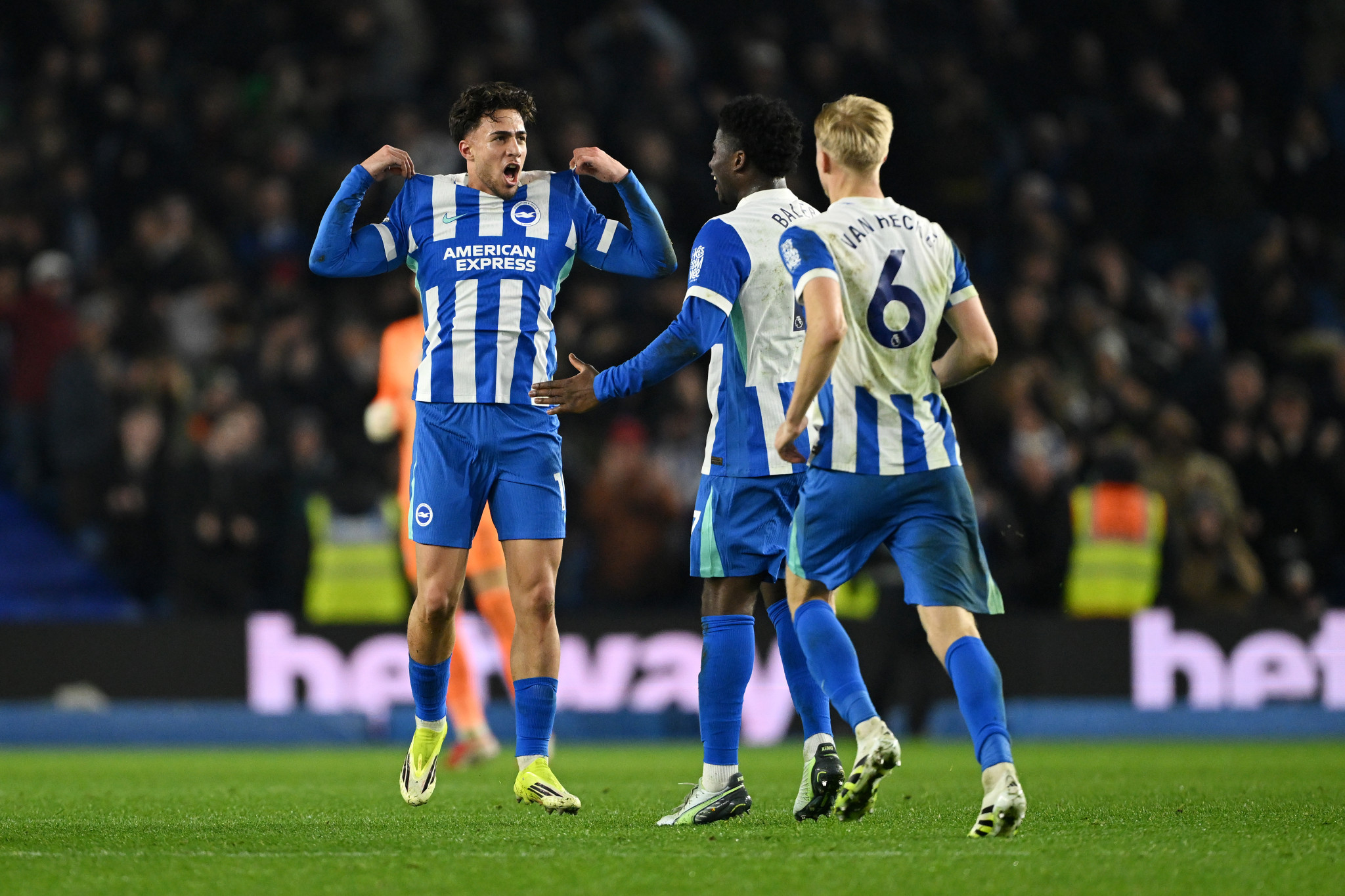 «Από μηχανής» Κωστούλας, με απίστευτη γκολάρα έσωσε την Μπράιτον στις καθυστερήσεις