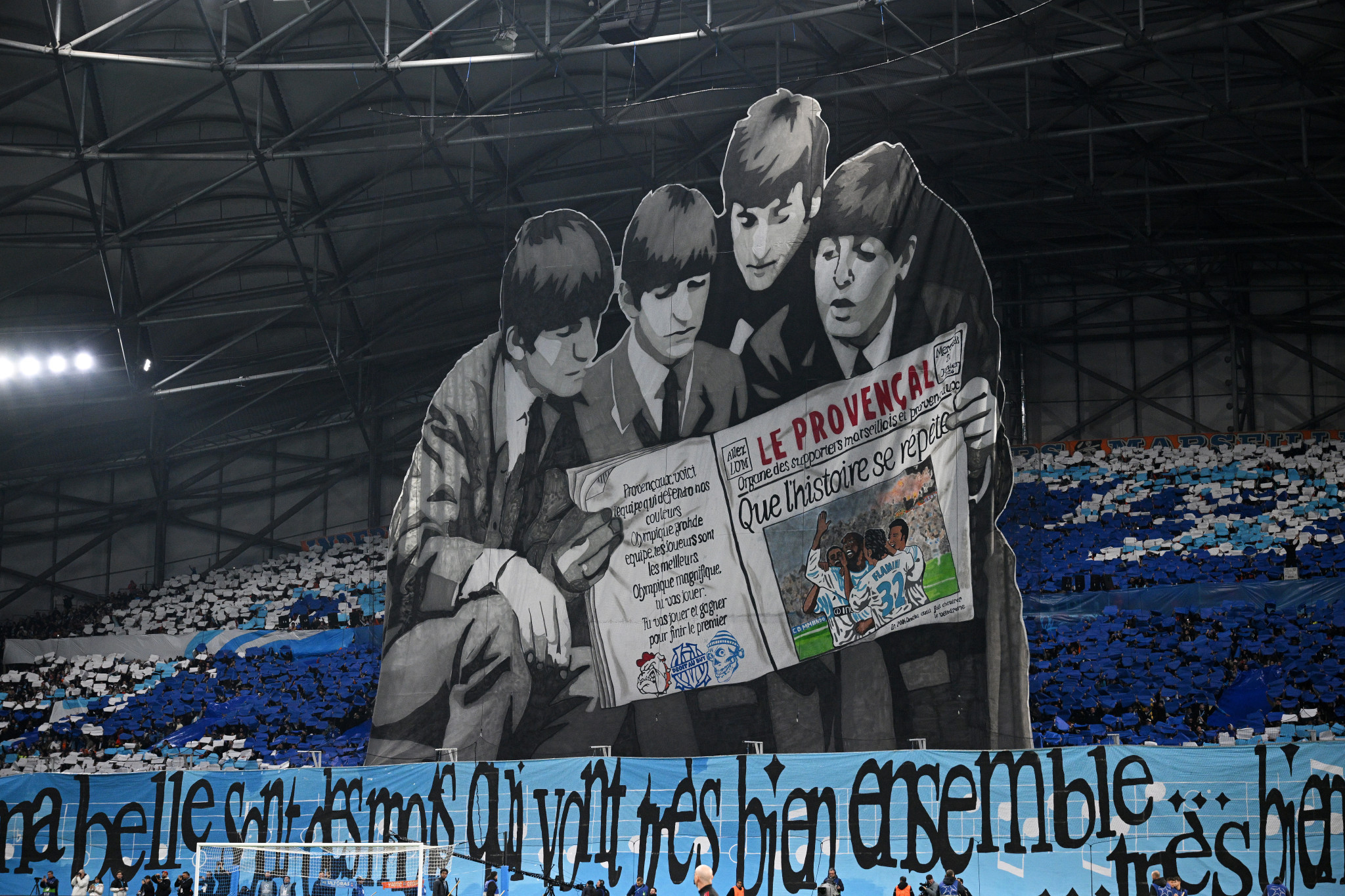 Μια... στοργική στιγμή στην κερκίδα: Οι Beatles διαβάζουν Προβηγκιανή εφημερίδα στη Μασσαλία