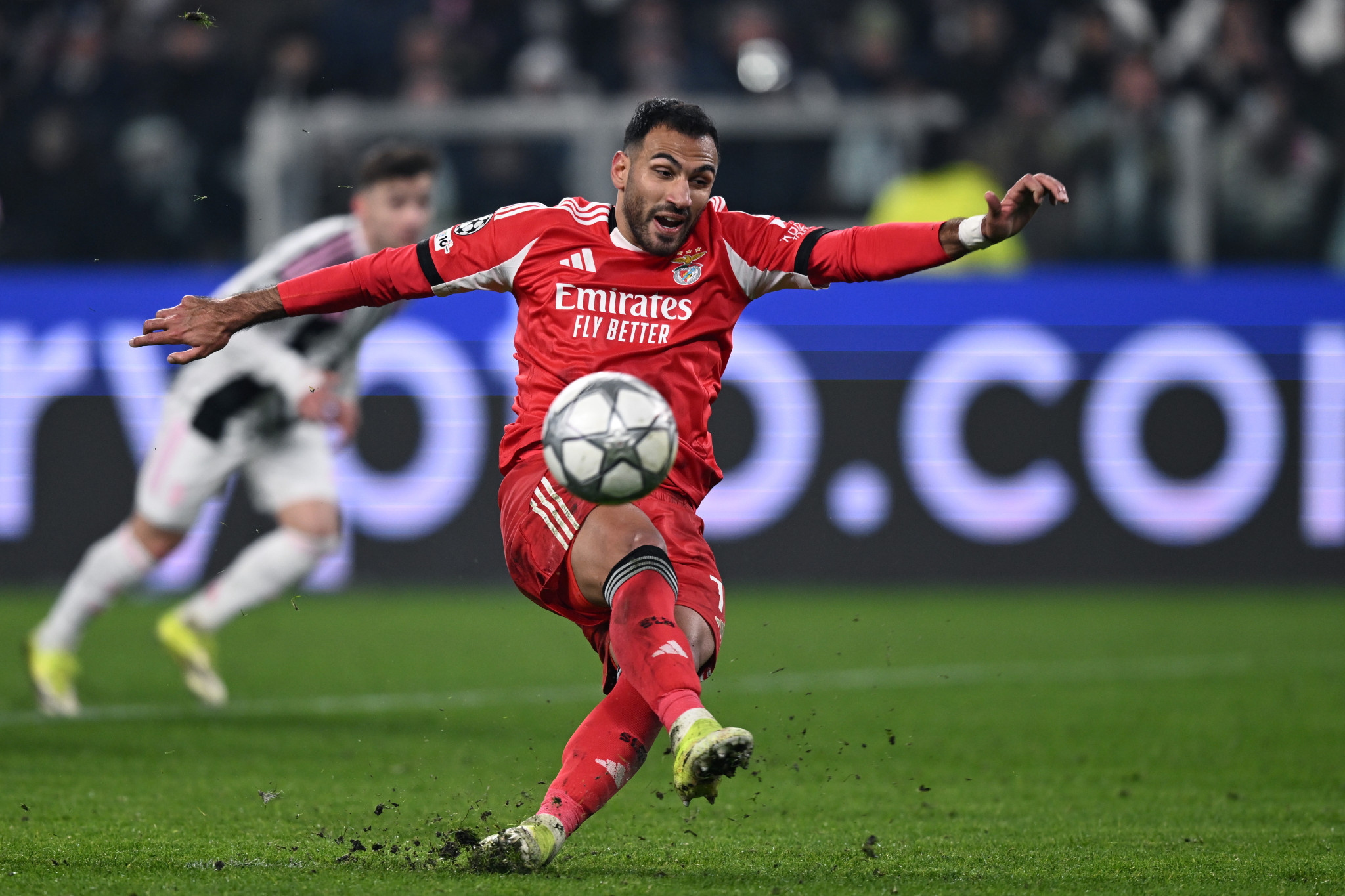 Πολύ άτυχος ο Παυλίδης, γλίστρησε σε εκτέλεση πέναλτι κι έστειλε τη μπάλα στα... περιστέρια (video)