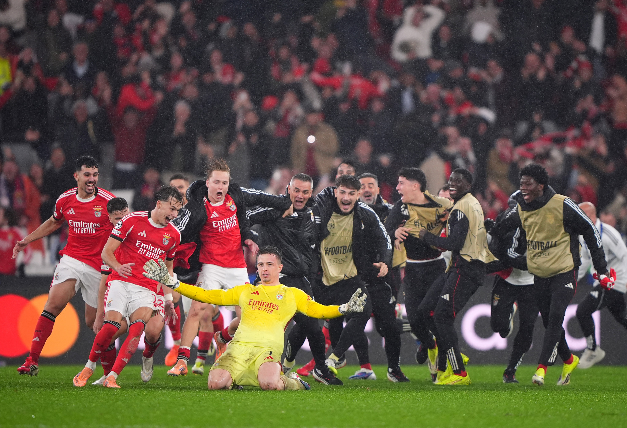 Αδιανόητη πρόκριση για την Μπενφίκα με «buzzer beater» του τερματοφύλακα - Άφησε εκτός οκτάδας την Ρεάλ (video)