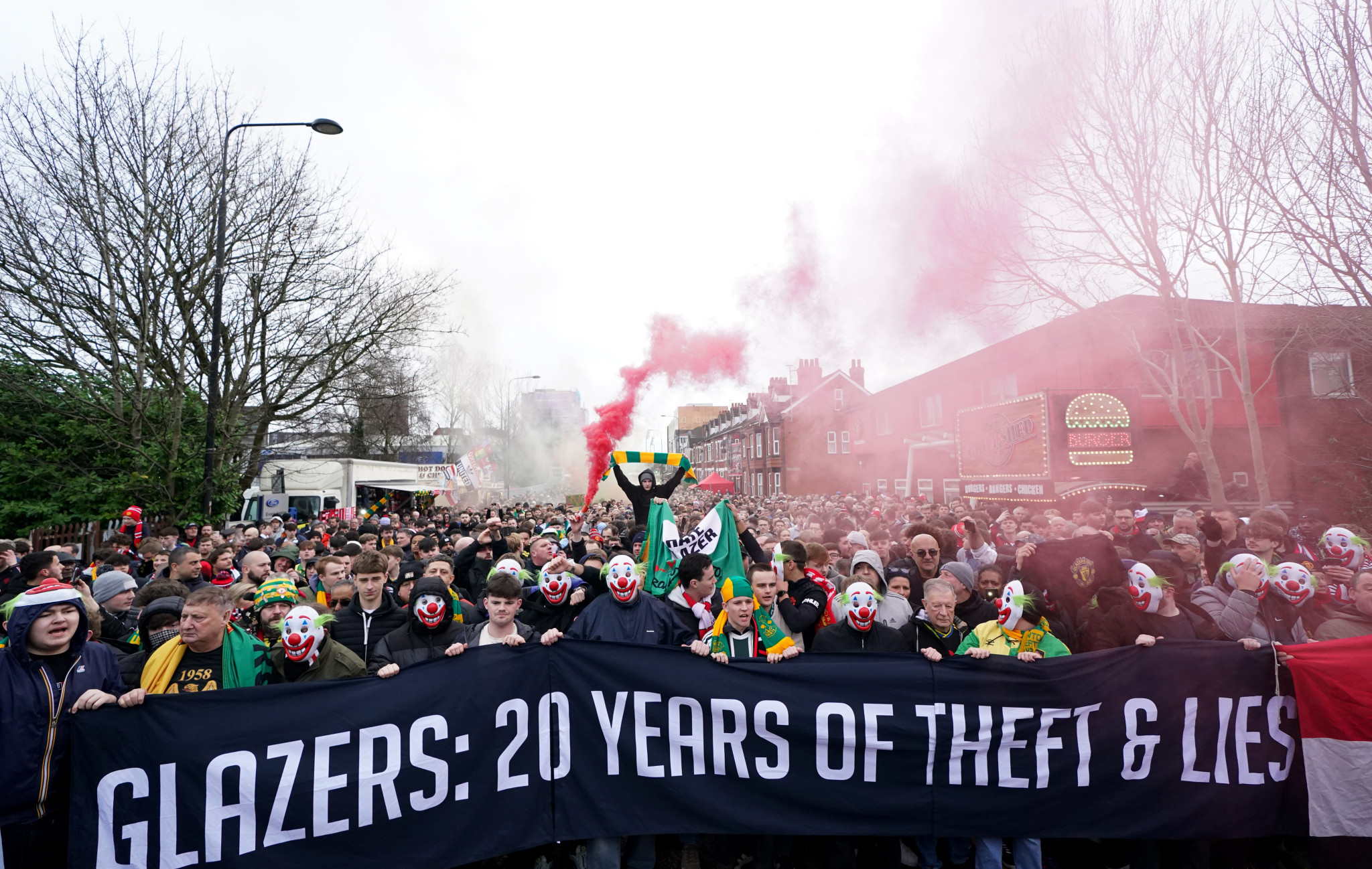 Ξεσηκωμός των οπαδών της Μάντσεστερ Γιουνάιτεντ: Διαδηλώσεις με μάσκες κλόουν κατά της διοίκησης (video)