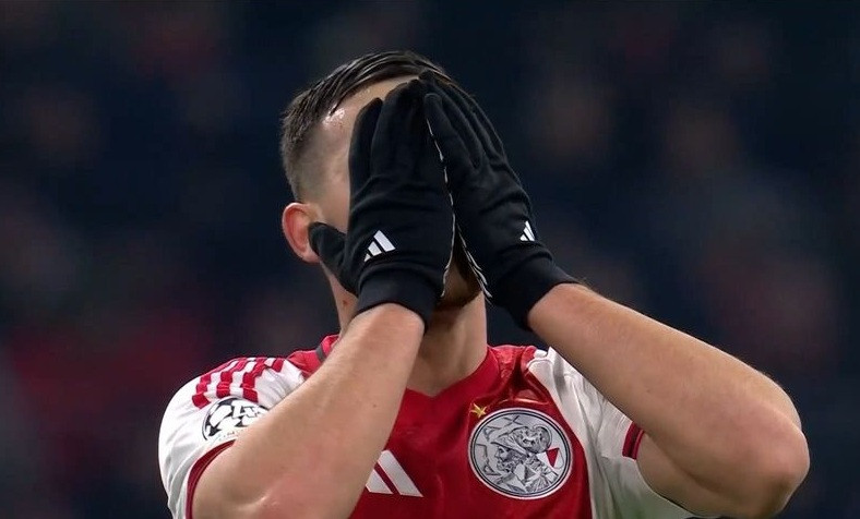 «Άγγιξε» το γκολ ο Άγιαξ με τον Γκλουκ (video)