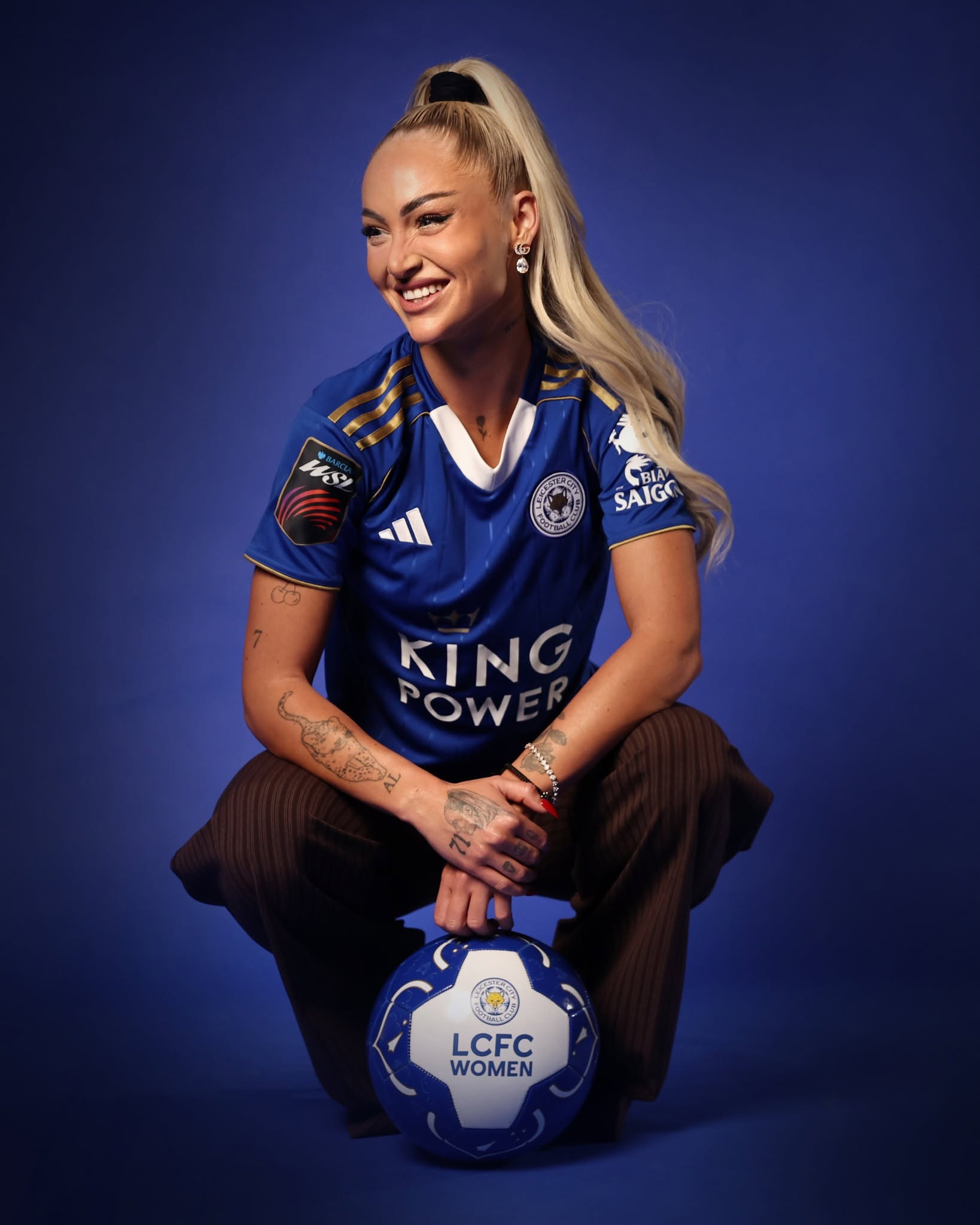 Η Αλίσια Λέμαν φόρεσε γόβα και πήγε στη Λέστερ (videos)