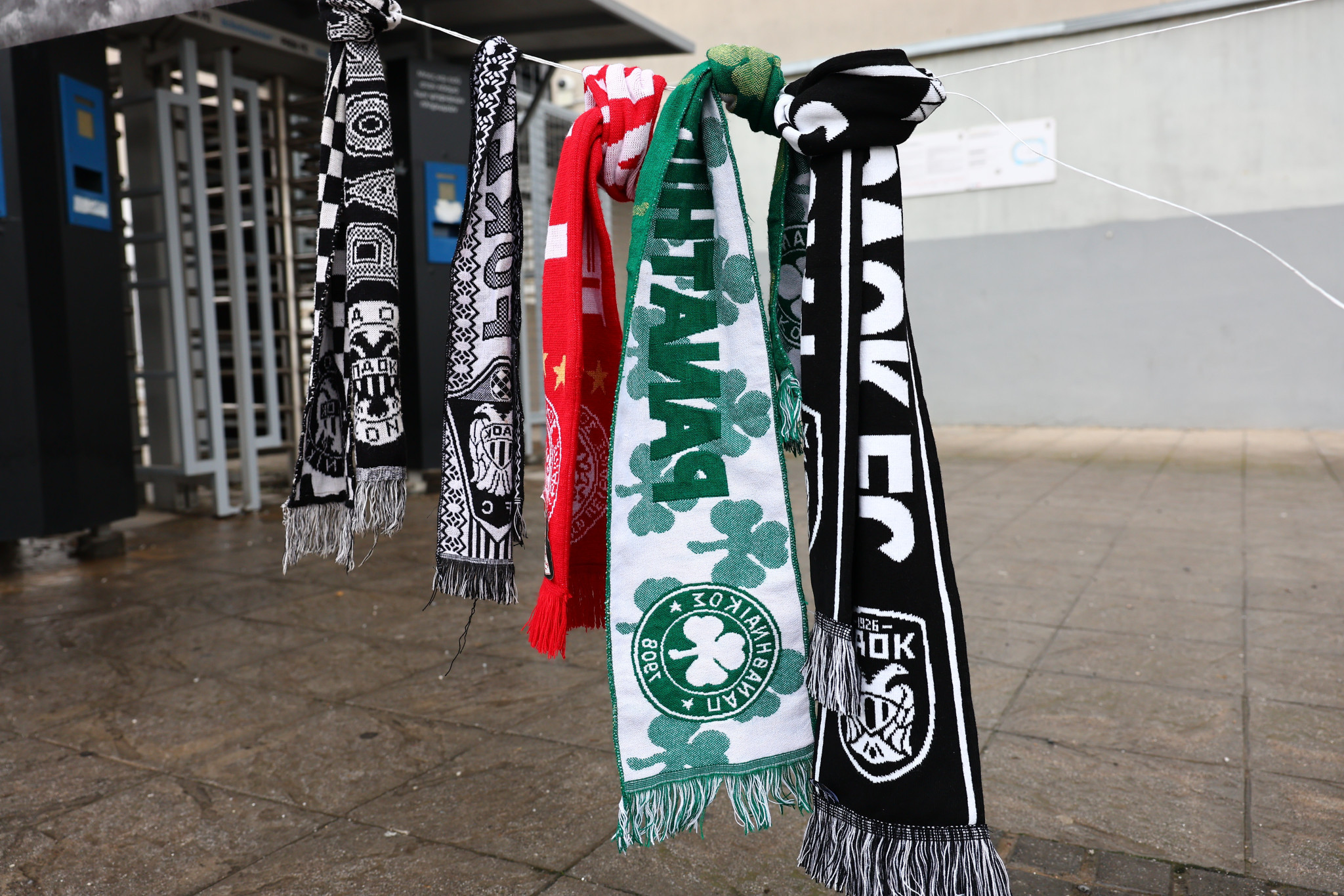 Φόρος τιμής για τους αδικοχαμένους φίλους του ΠΑΟΚ - Κασκόλ Ολυμπιακού, Παναθηναϊκού και ΑΕΚ στην Τούμπα (photos)