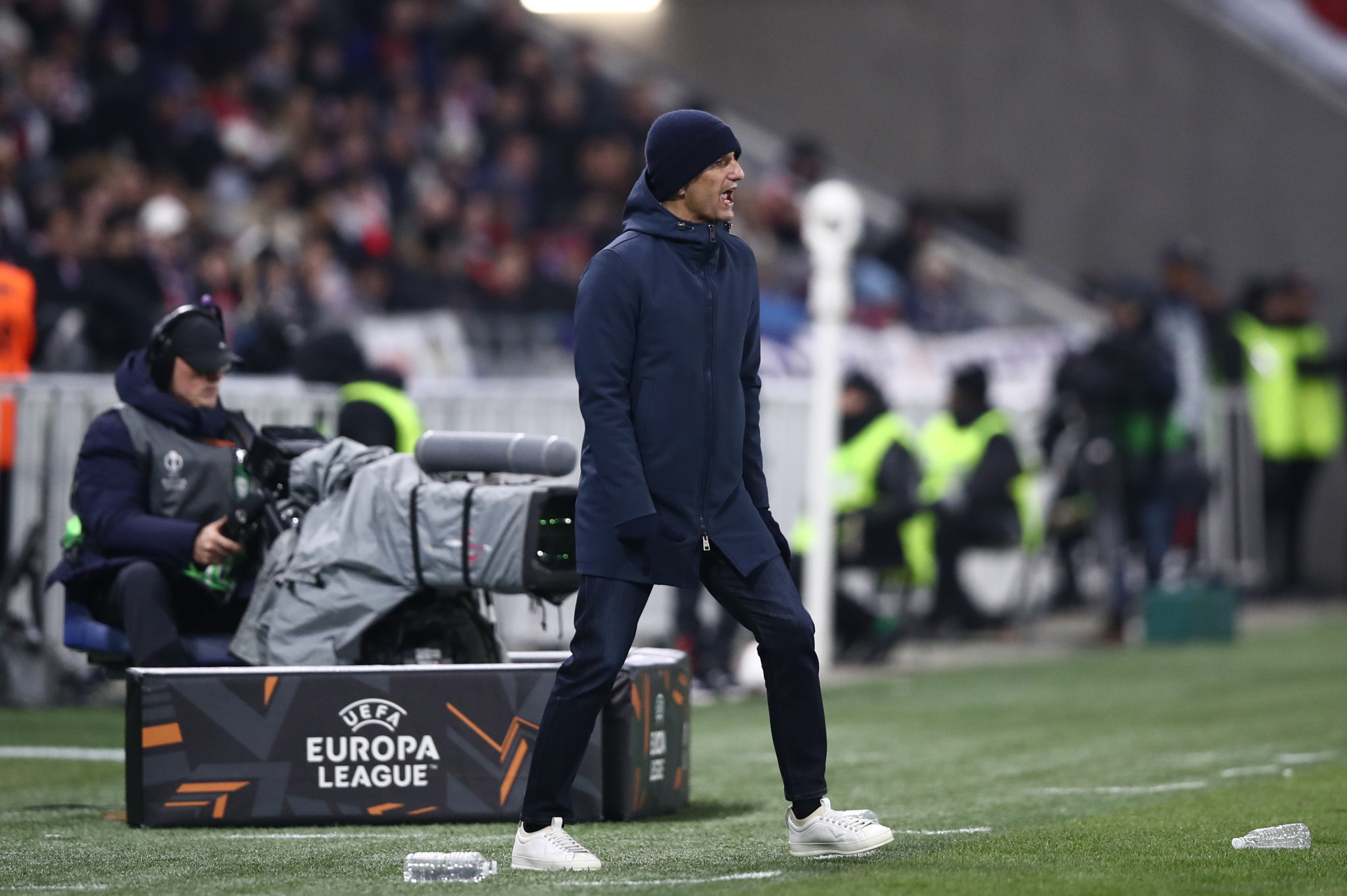 Αποβλήθηκε ο Λουτσέσκου - Έξαλλος με τη φάση του πέναλτι, πέταξε μπουκάλι (video)